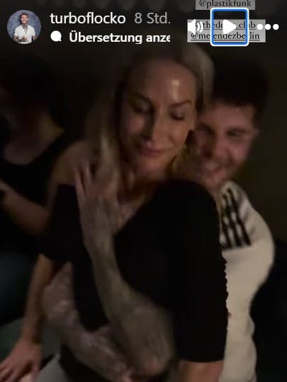 Michelle und Flocke kommen sich auf einer Party sehr nahe.