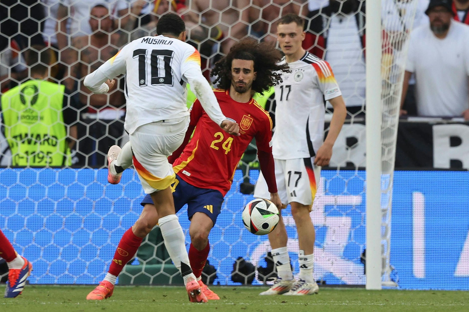 Jamal Musiala trifft mit seinem Schuss den Arm von Spaniens Marc Cucurella, der Elfmeterpfiff bleibt aus.