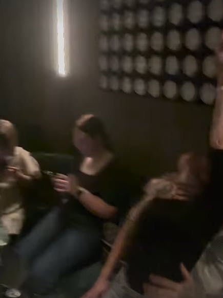 Michelle scheint Flockes Berührungen zu genießen.