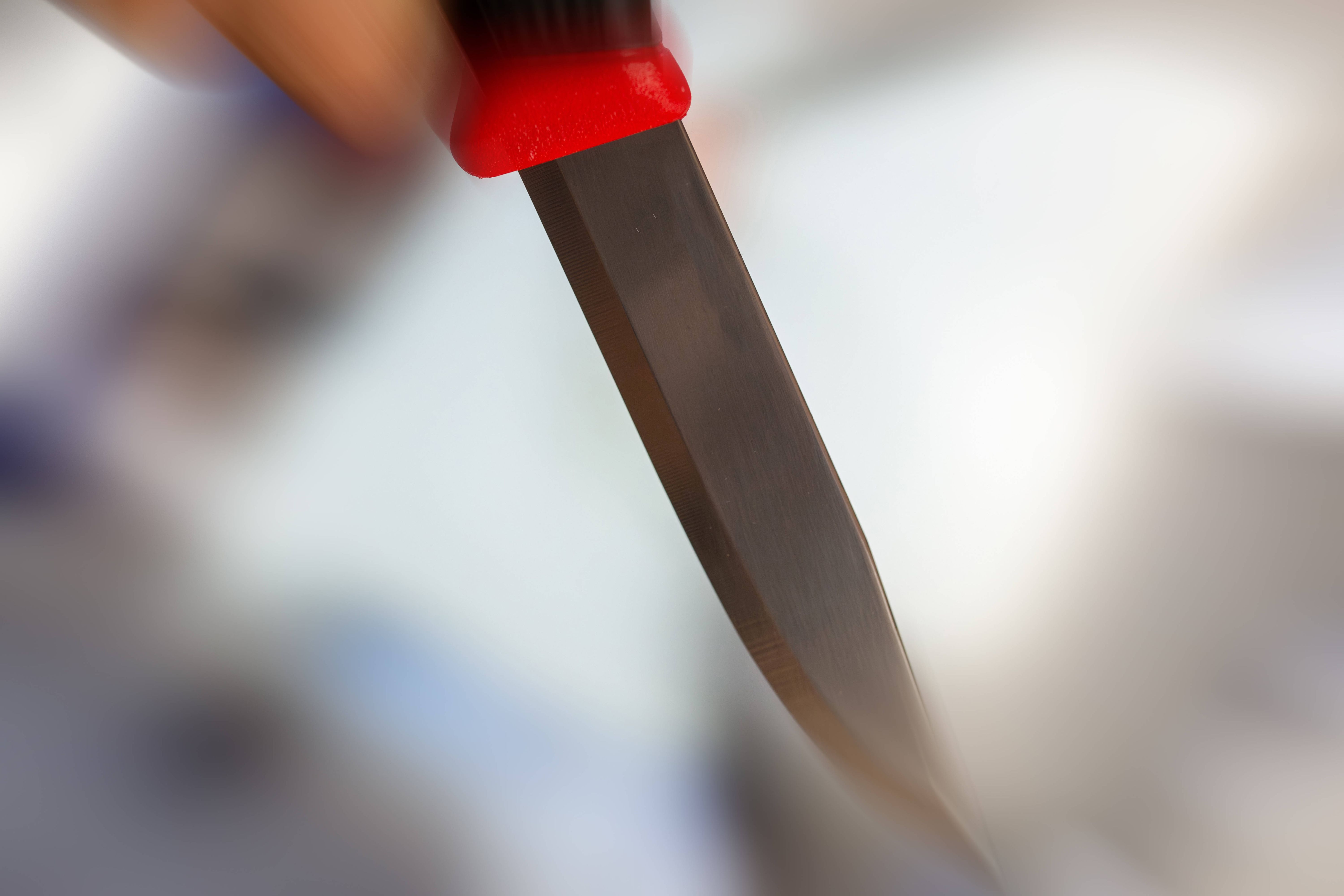 Frau wirft Messer von Balkon – Polizisten retten sich durch Sprung