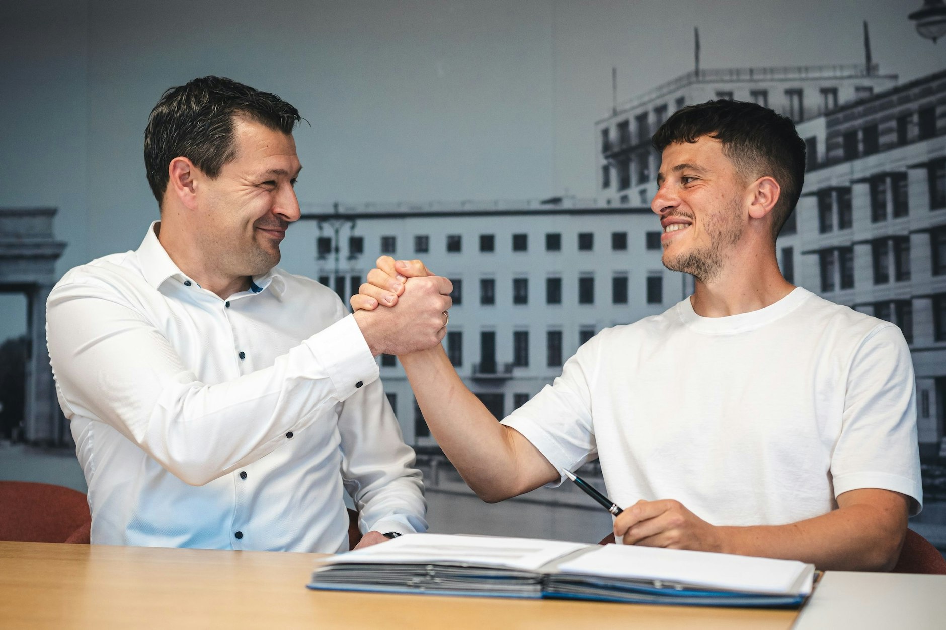 Herthas Sportdirektor Benjamin Weber und Diego Demme bei der Vertragsunterschrift.