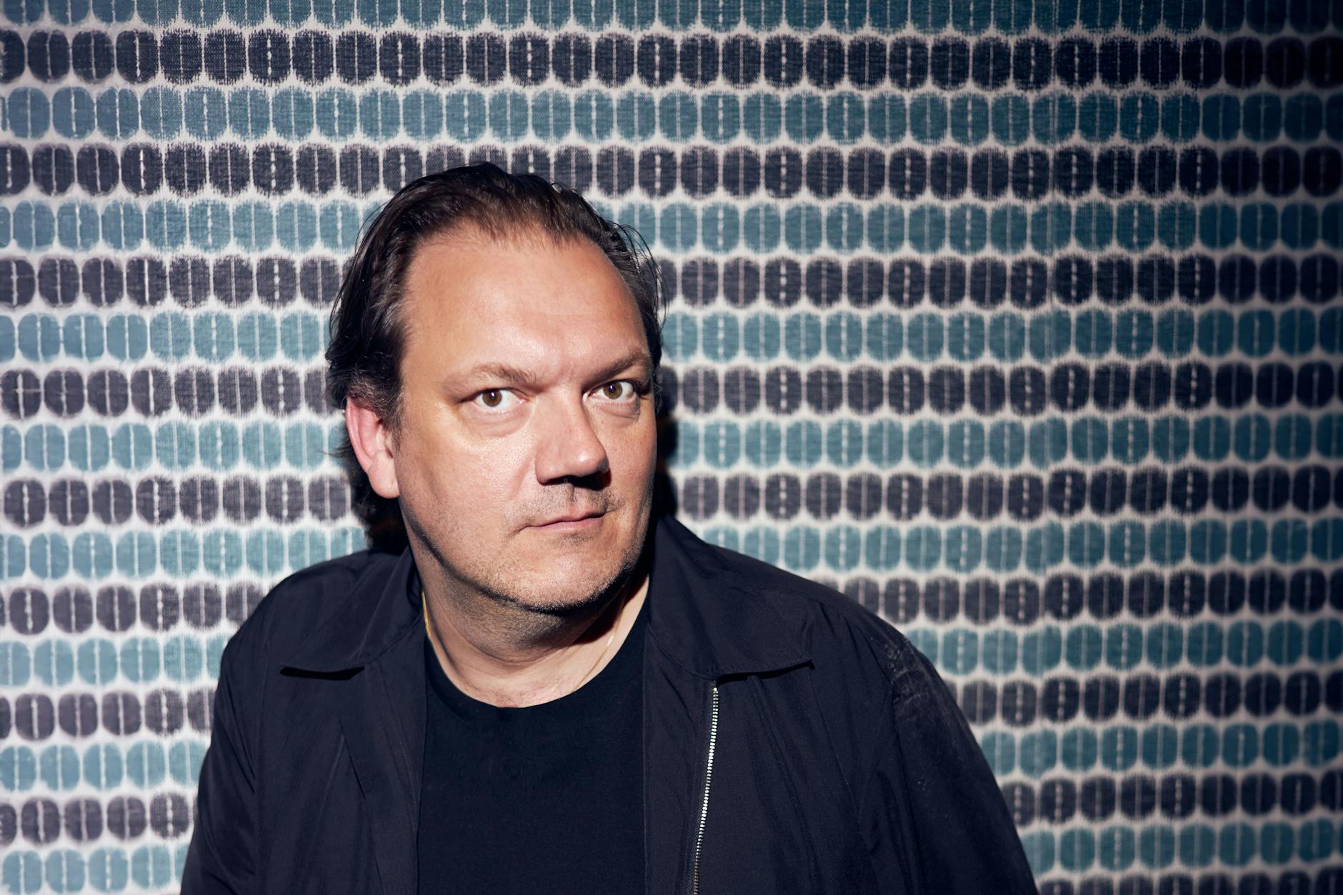 Der in Neustrelitz geborene Schauspieler, Regisseur und Autor Charly Hübner hat ein Buch geschrieben: „Wenn du wüsstest, was ich weiß“.