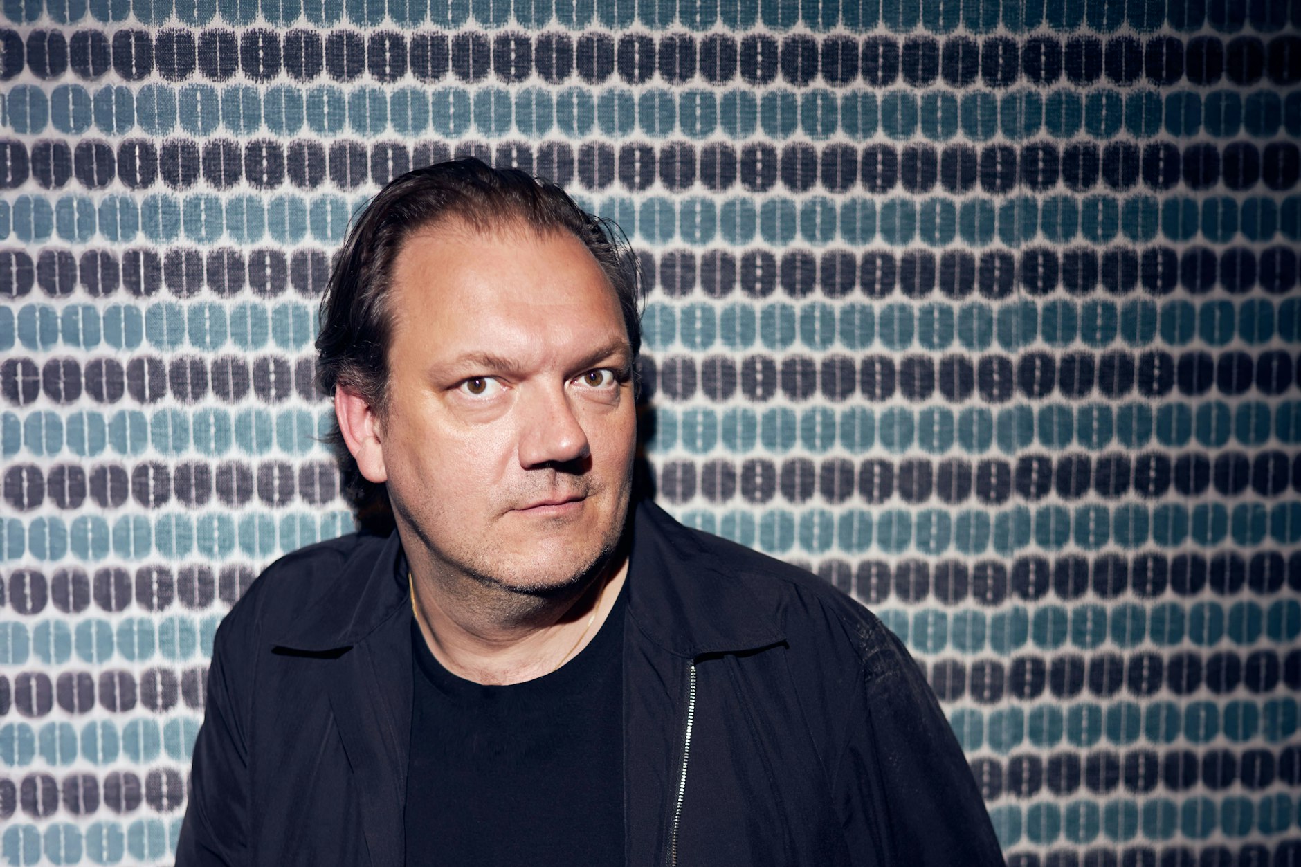 Der in Neustrelitz geborene Schauspieler, Regisseur und Autor Charly Hübner hat ein Buch geschrieben: „Wenn du wüsstest, was ich weiß“.