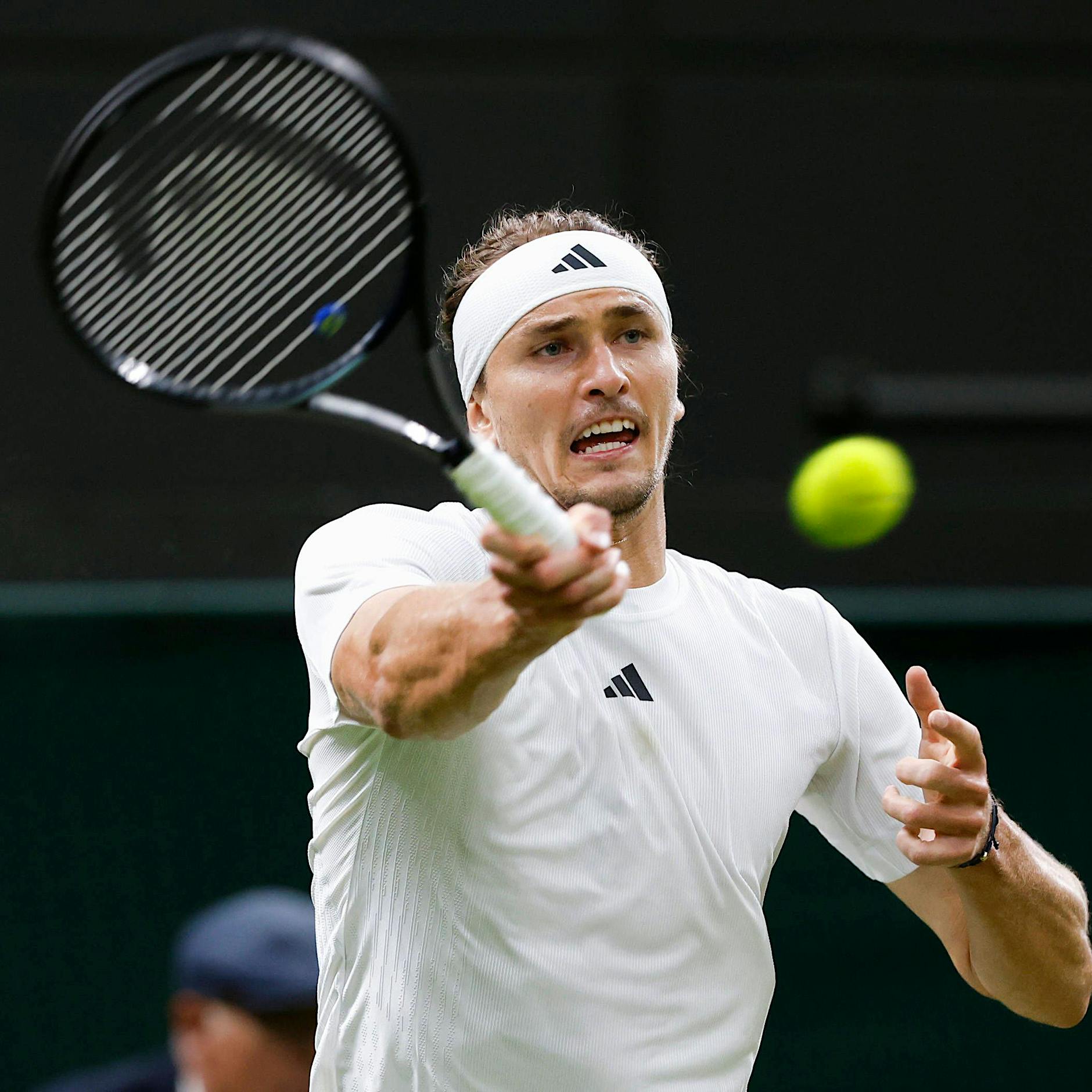 Wimbledon: Alexander Zverev zieht nach Schreckmoment ins Achtelfinale ein