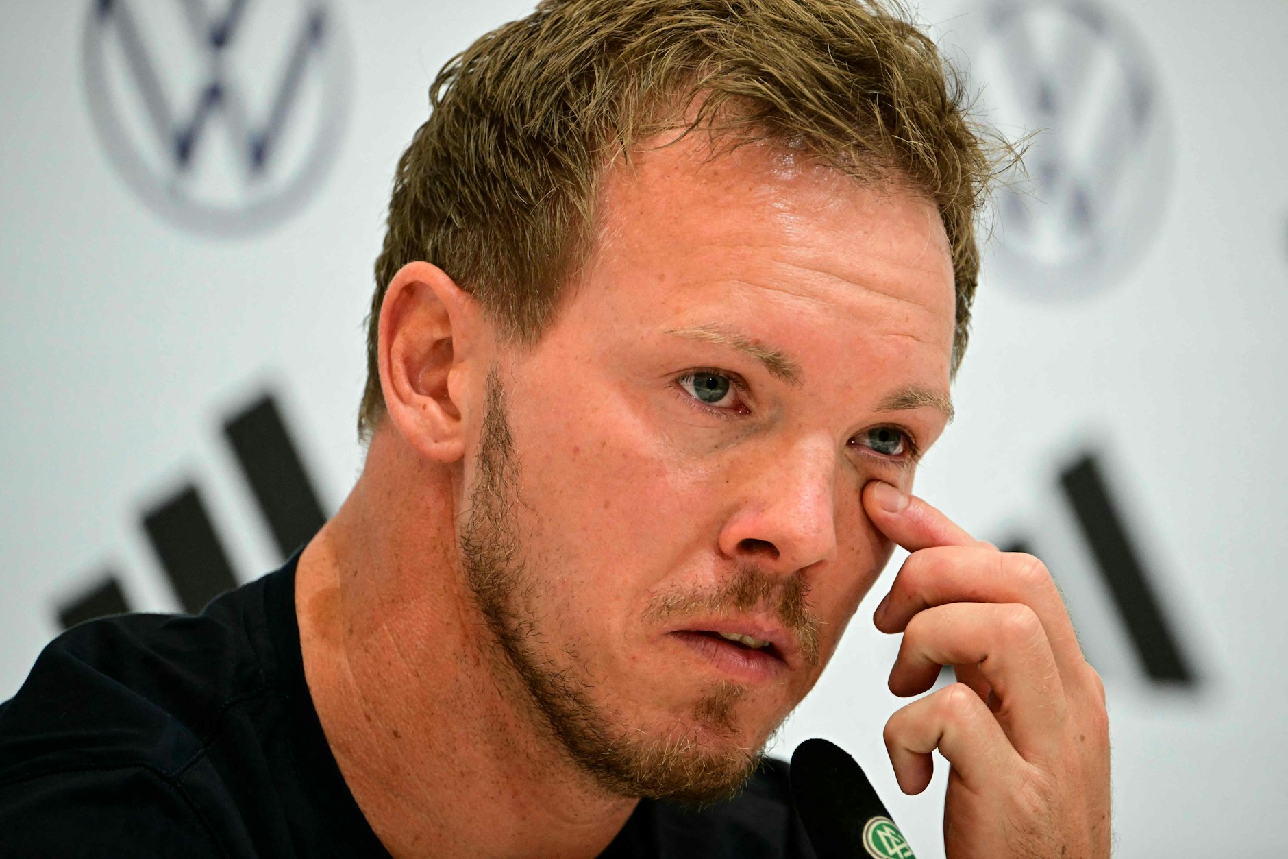 Julian Nagelsmann wischt sich eine Träne aus den Augen.