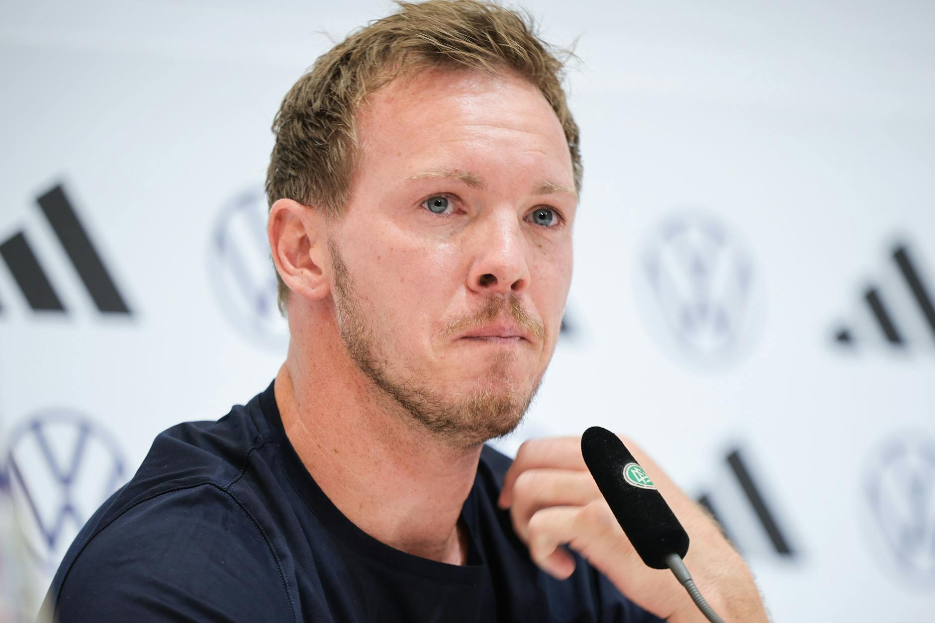 Bundestrainer Julian Nagelsmann kämpft mit den Tränen bei der Abschluss-Pressekonferenz.