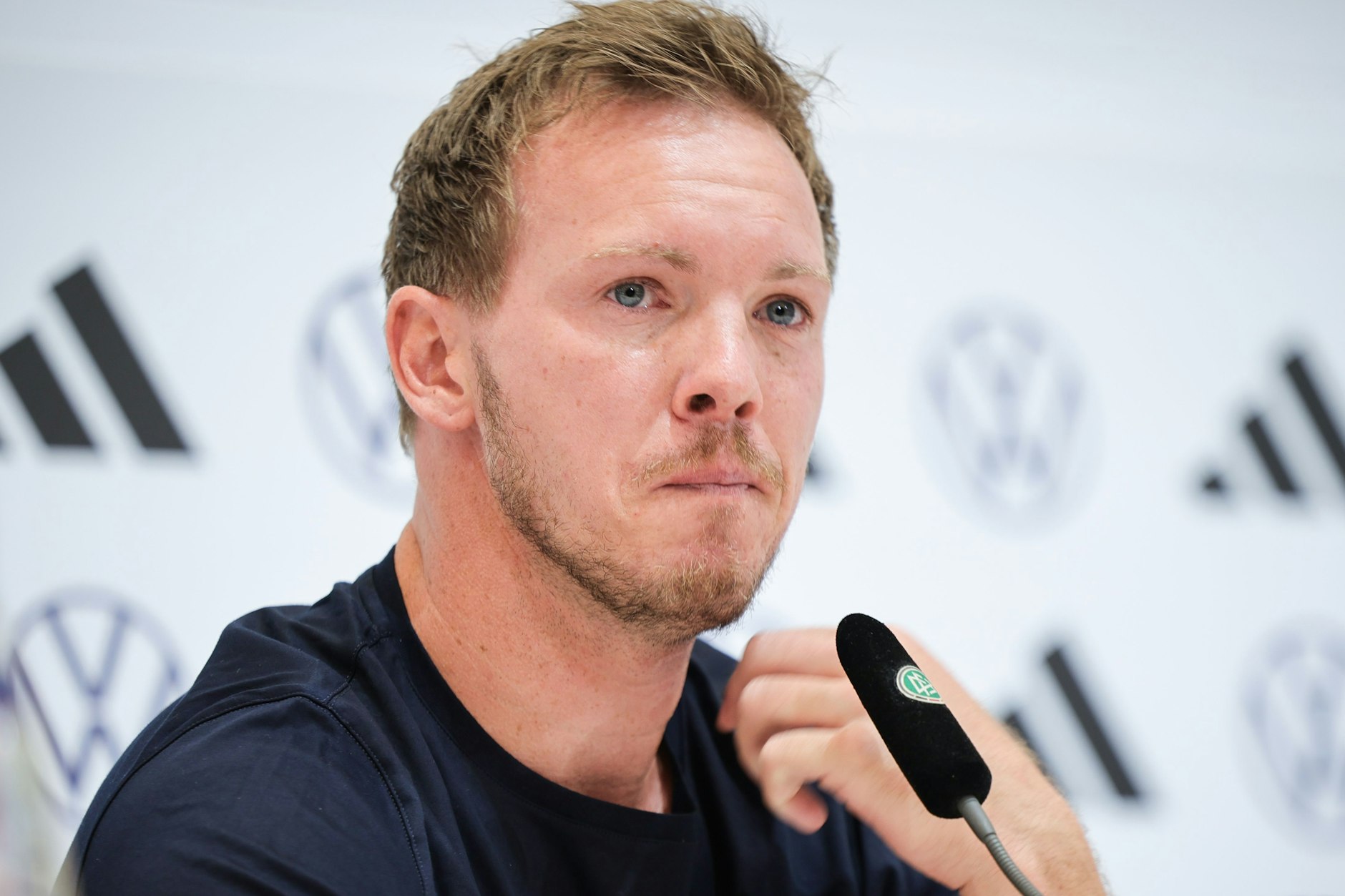 Bundestrainer Julian Nagelsmann kämpft mit den Tränen bei der Abschluss-Pressekonferenz. 