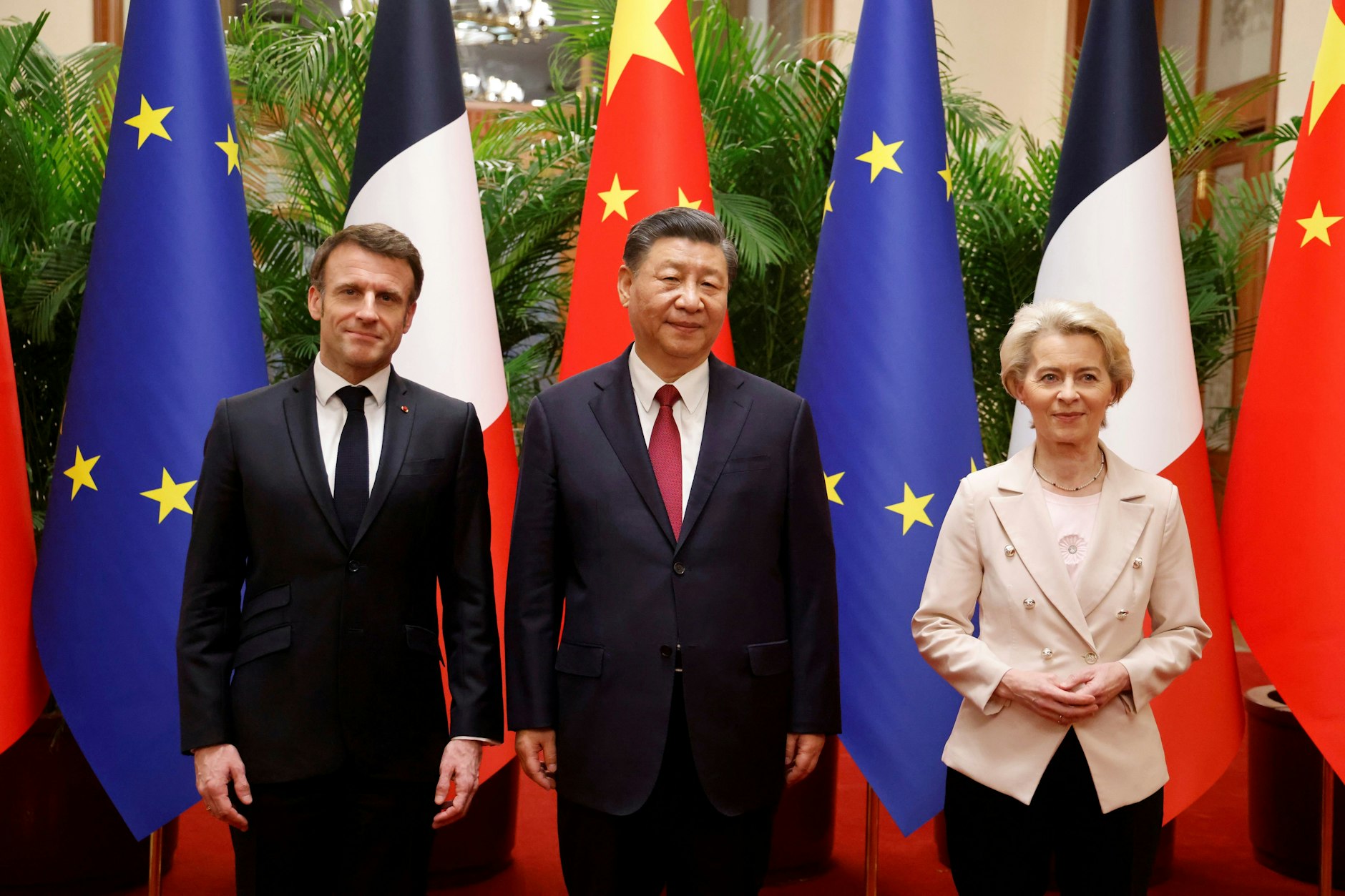 Peking: Emmanuel Macron (l.), Präsident von Frankreich, und Xi Jinping, Präsident von China, stehen mit Ursula von der Leyen (r.), Präsidentin der EU-Kommission, für ein offizielles Foto zusammen.