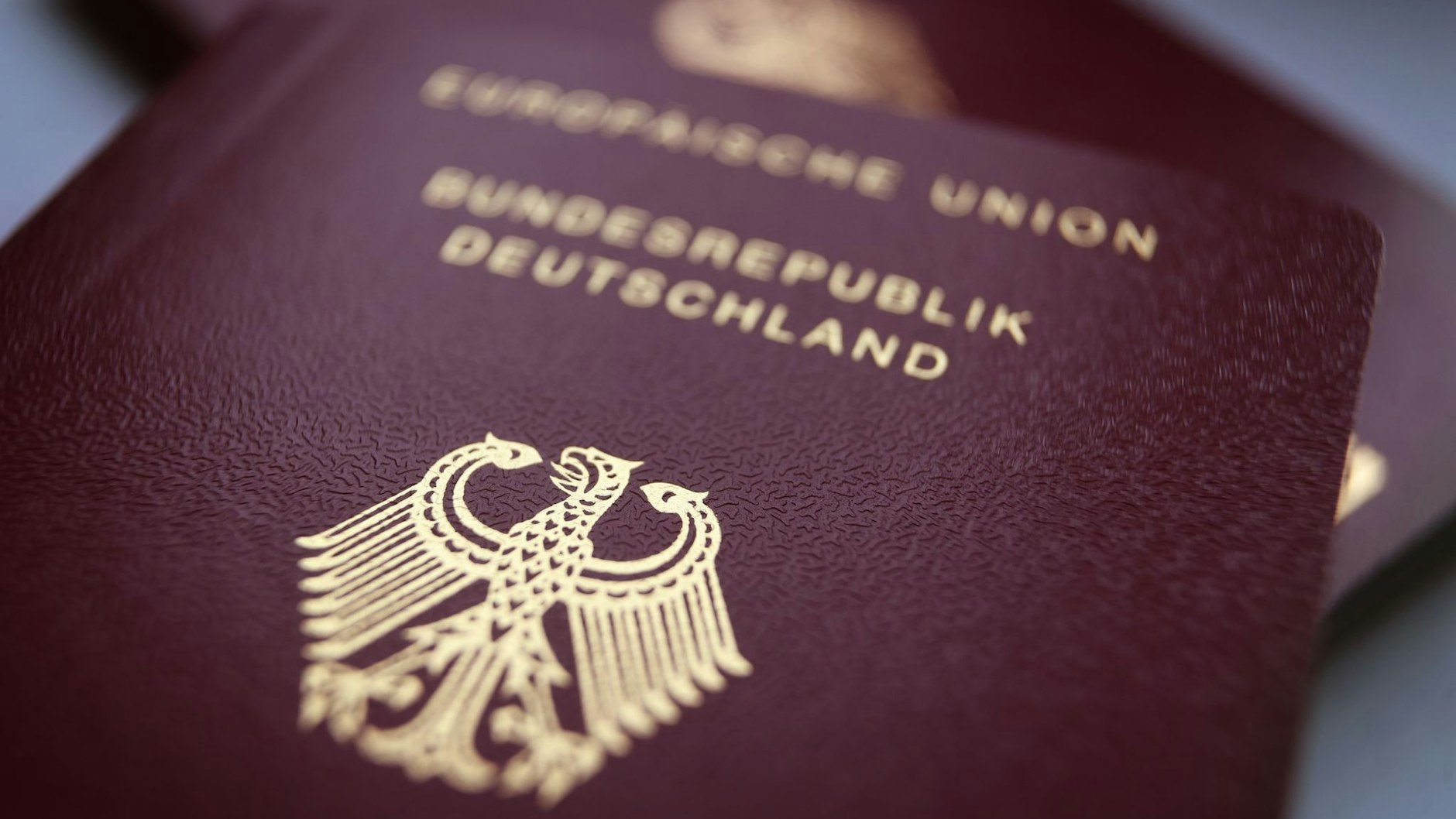 Derzeit warten Bürger bis zu acht Wochen auf einen neuen Reisepass. 