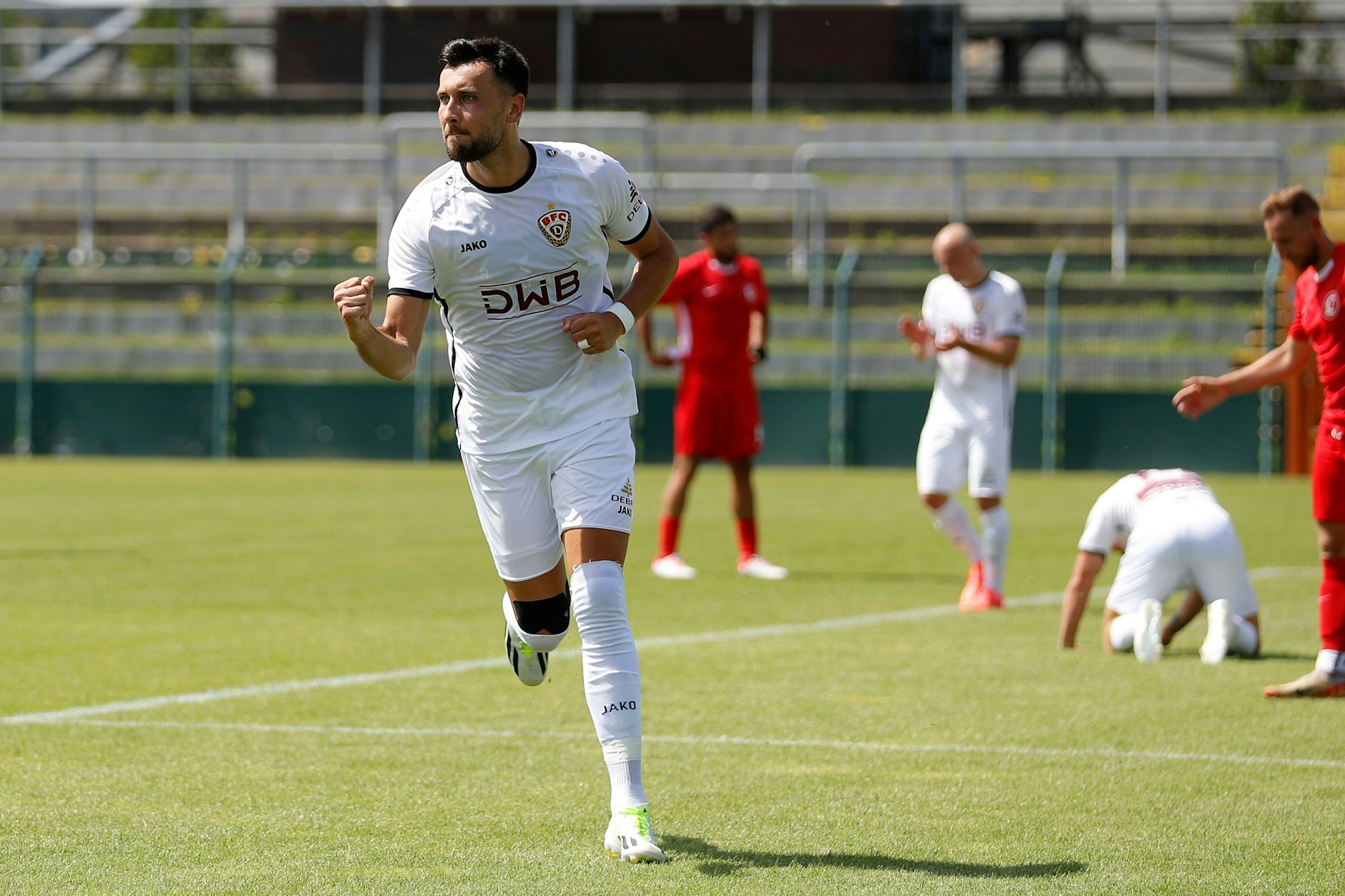 Rufat Dadashov feiert sein Tor zum 2:0 mit geballter Faust und energischem Blick.