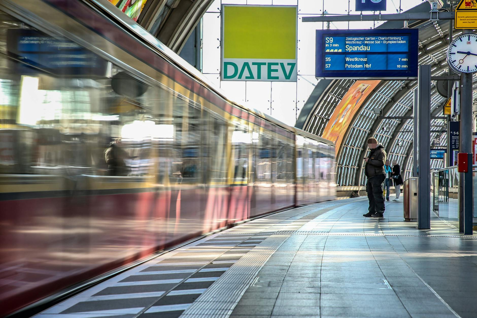 Eine S-Bahn steht am Berliner Hauptbahnhof.