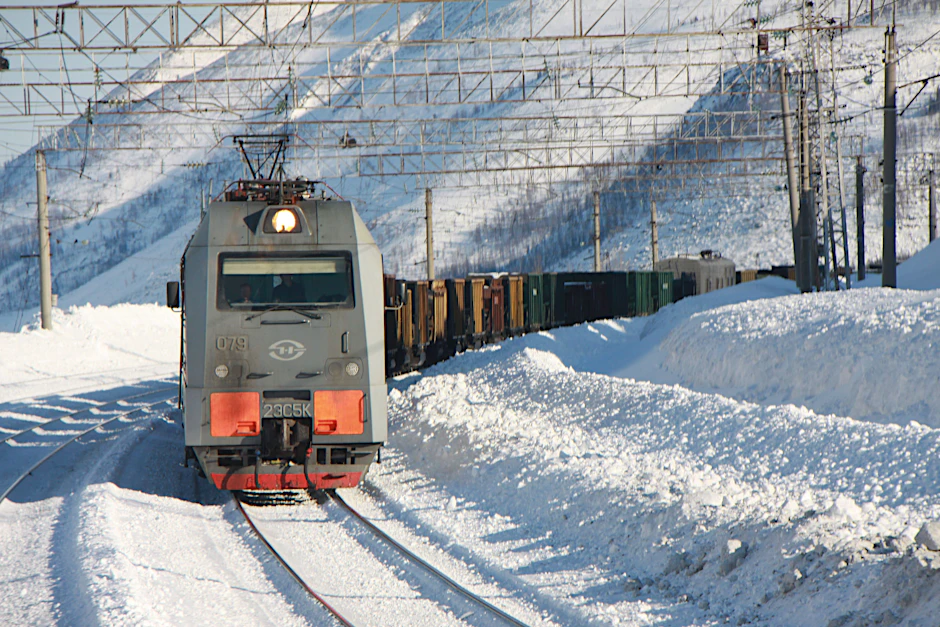 Eine Jermak-Lokomotive zieht im März 2013 einen Kohlezug.