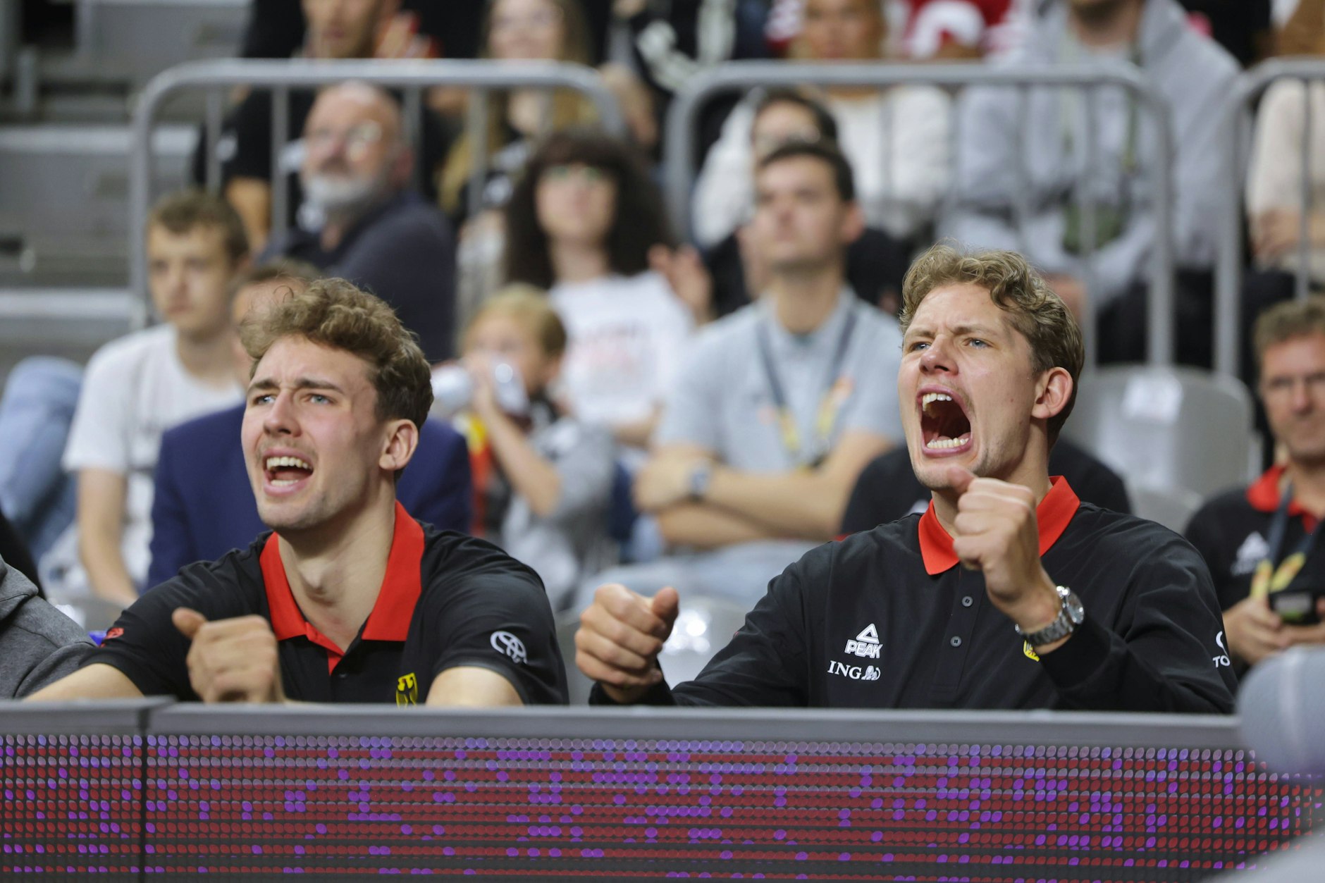 Berlins Franz und Moritz Wagner (r.) feuern ihre Kollegen an und wollen nach dem WM-Titel nun bei Olympia die Goldmedaille gewinnen.&nbsp;