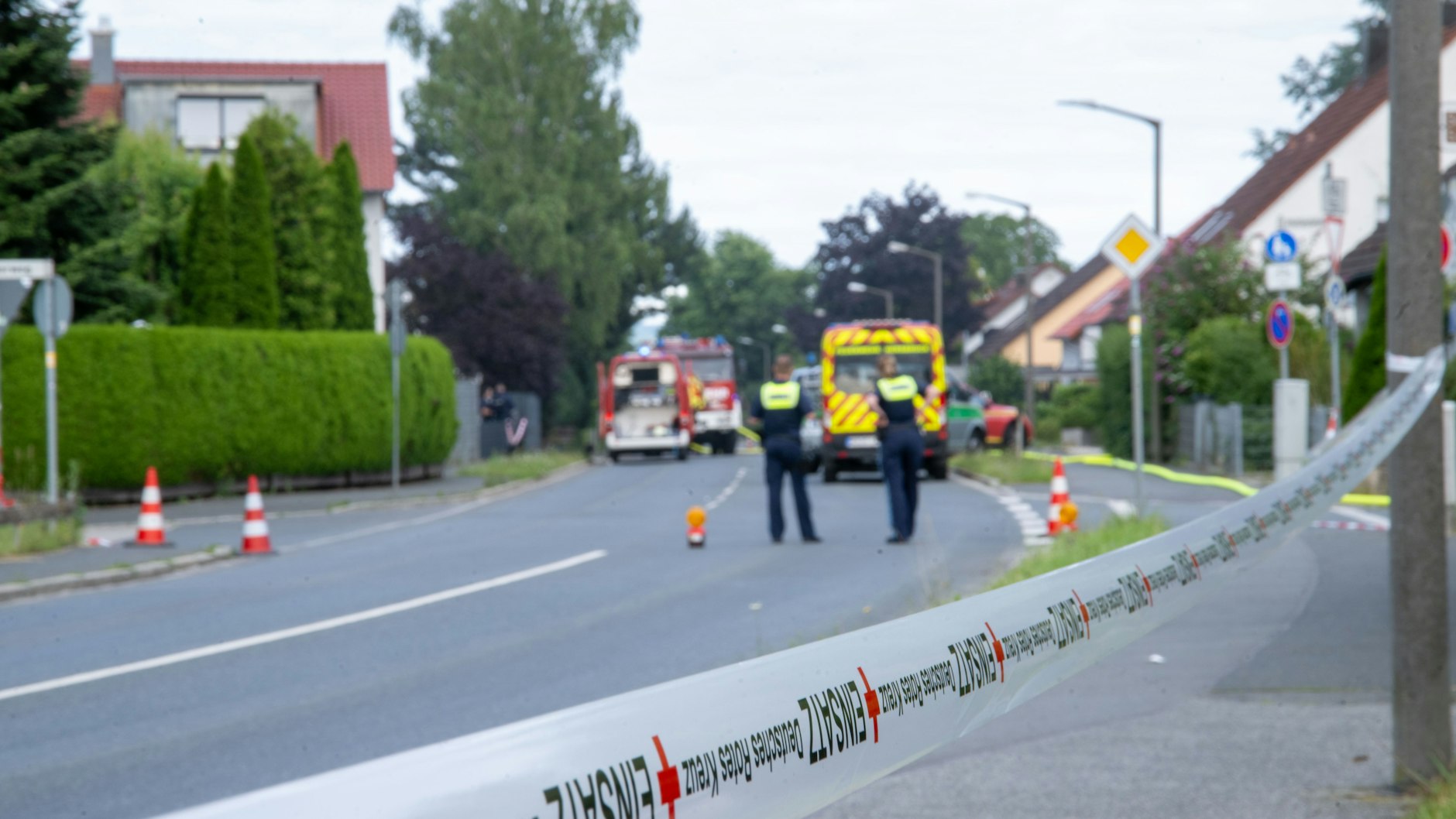 Die Umgebung des Tatortes wurde abgesperrt, ein Waldstück von der Polizei umstellt. 