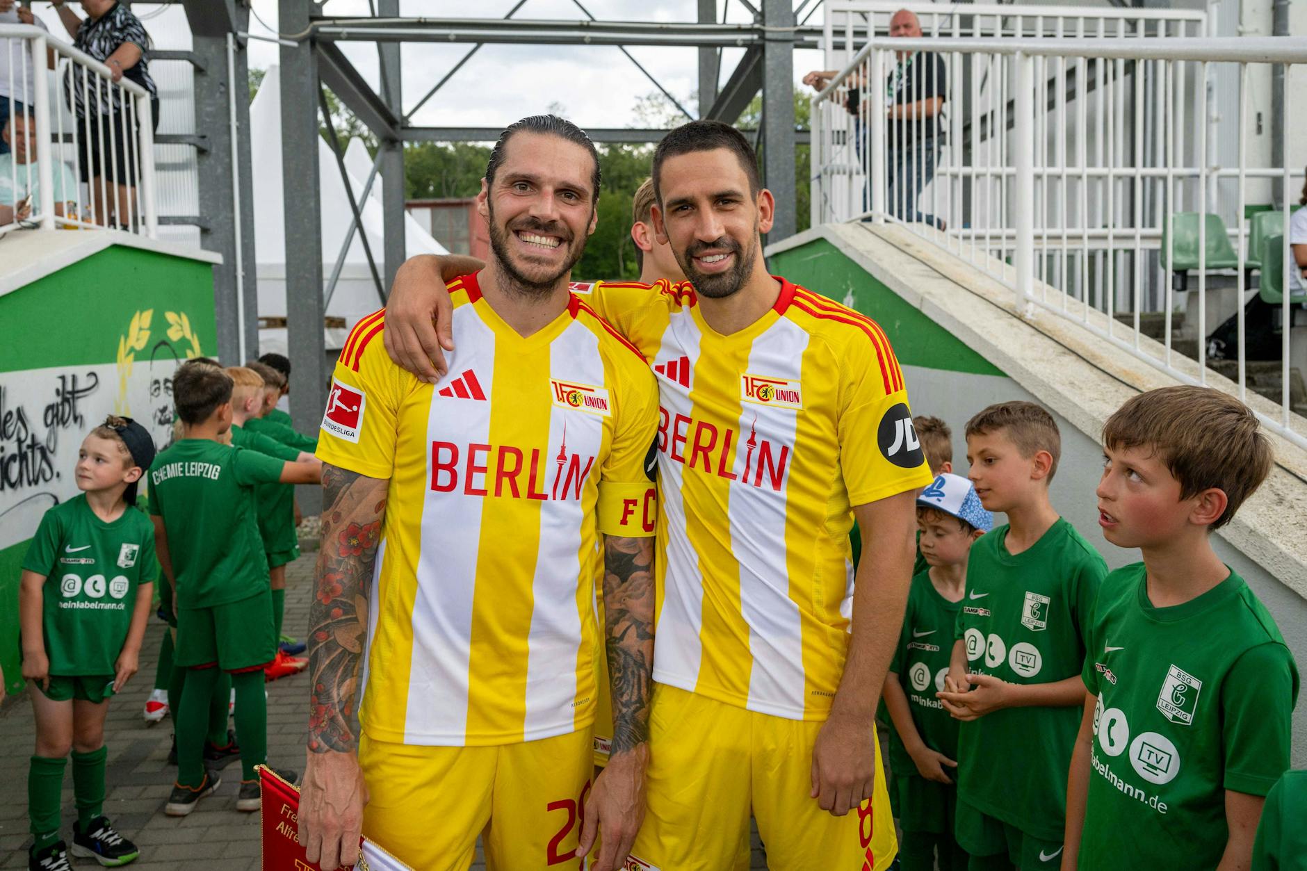 Christopher Trimmel (38) und Rani Khedira (31) präsentierten vergangene Saison beim Testspiel bei Chemie Leipzig das neue Ausweichtrikot. Die gelb-weiße Optik hat dieses Jahr ausgedient.
