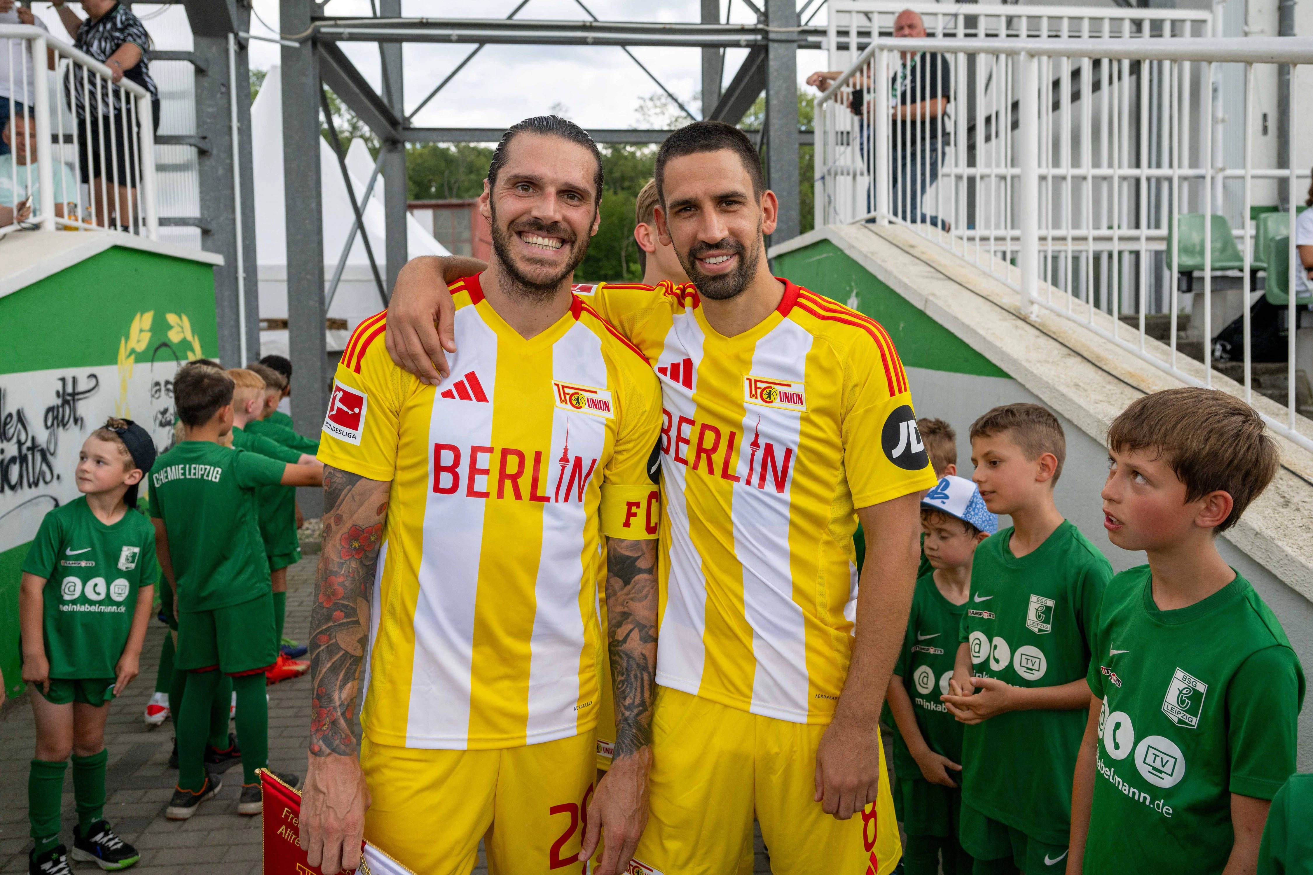 Christopher Trimmel (38) und Rani Khedira (31) präsentierten vergangene Saison beim Testspiel bei Chemie Leipzig das neue Ausweichtrikot. Die gelb-weiße Optik hat dieses Jahr ausgedient.
