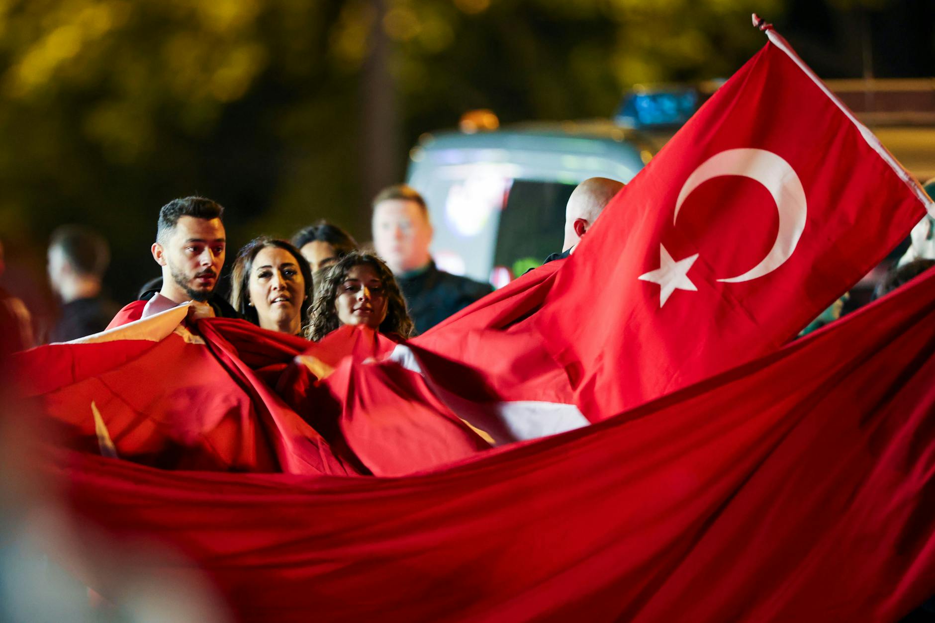 Trotz der Niederlage ihrer Mannschaft gegen die Niderlande im Viertelfinale der EM feiern Türkei-Fans ihre Mannschaft.