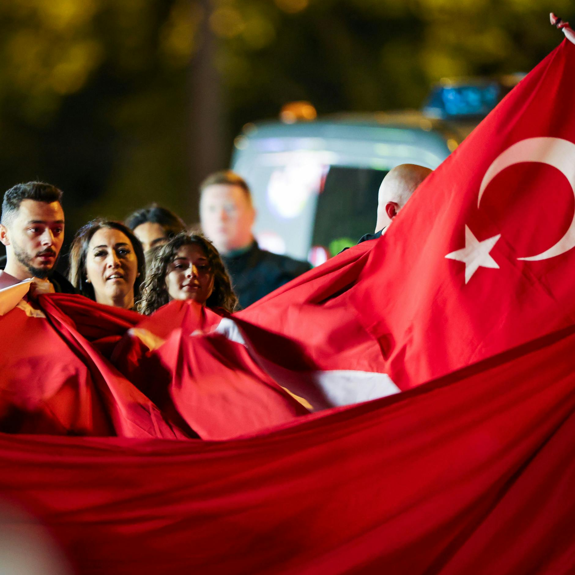 Image - Die Debatte um den Wolfsgruß hat Deutschen, Türken und Deutschtürken geschadet