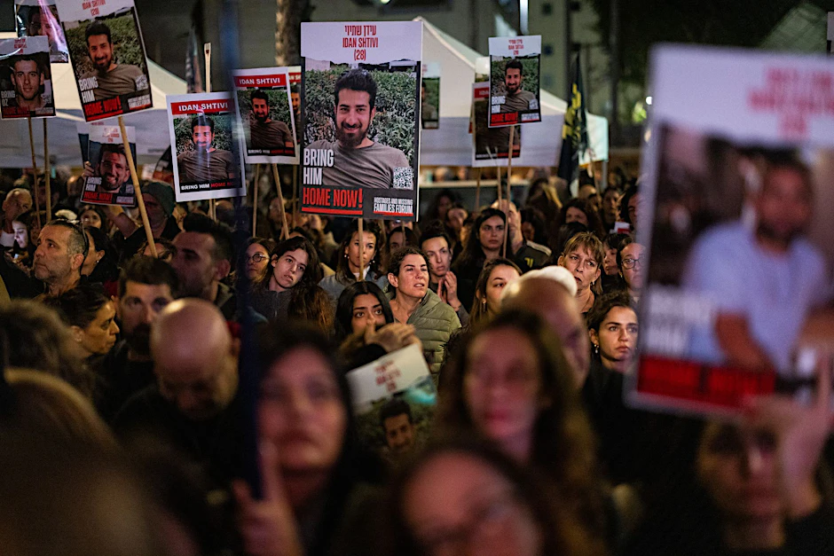 Israelis blockieren eine Hauptstraße, während Demonstranten die Freilassung der im Gazastreifen festgehaltenen Geiseln fordern.&nbsp;