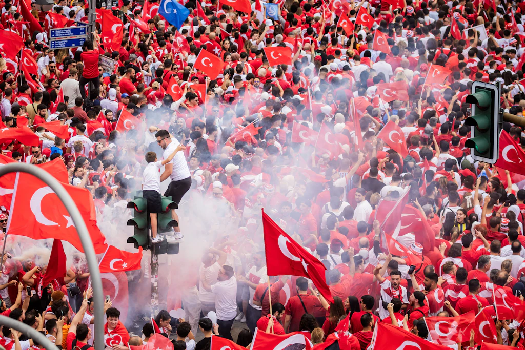 Erdogan, Pommes und der Wolfsgruß: Waren die Berliner heute auch alle mal Türkei?
