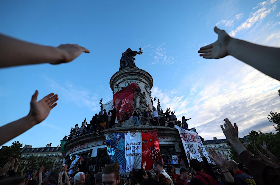 Tausende Anhänger des Nouveau Front Populaire versammeln sich auf der Pariser Place de la République.