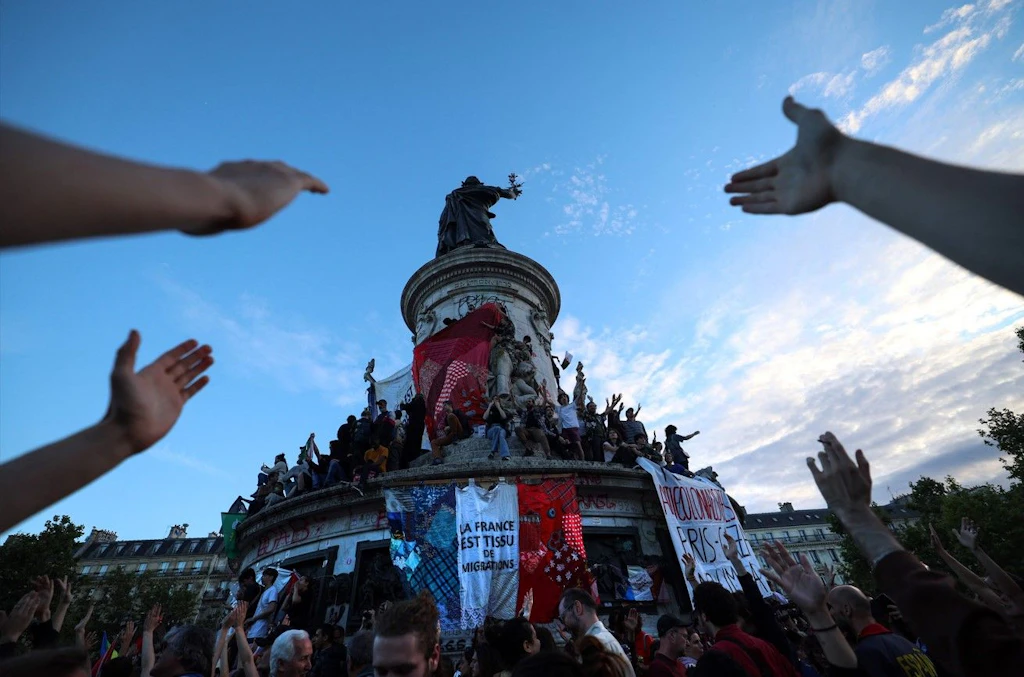 Frankreich-Wahl: Linke feiern in den Straßen, Rechte drohen mit Störaktionen