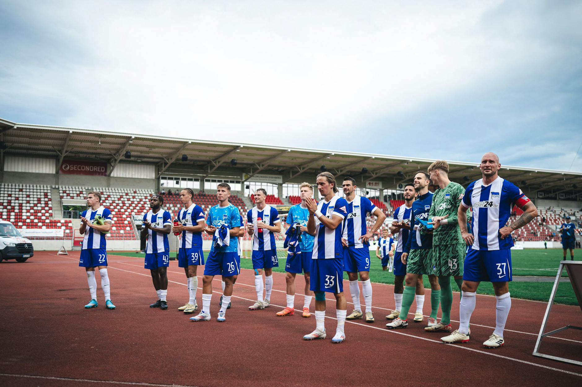 Da klatschen auch Herthas Profis den Fans Beifall! Die blau-weißen Anhänger spendeten für das klubeigene Hertha-TV.