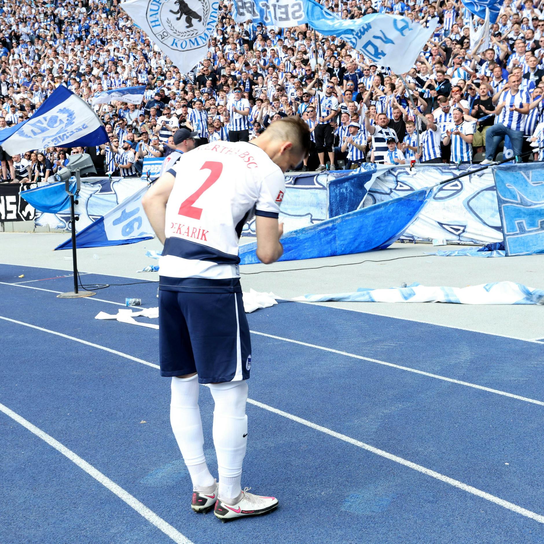 Bei Herthas letztem Heimspiel gegen Kaiserslautern spielte Peter Pekarik noch mal und verneigte sich nach dem Schlusspfiff vor den Fans.