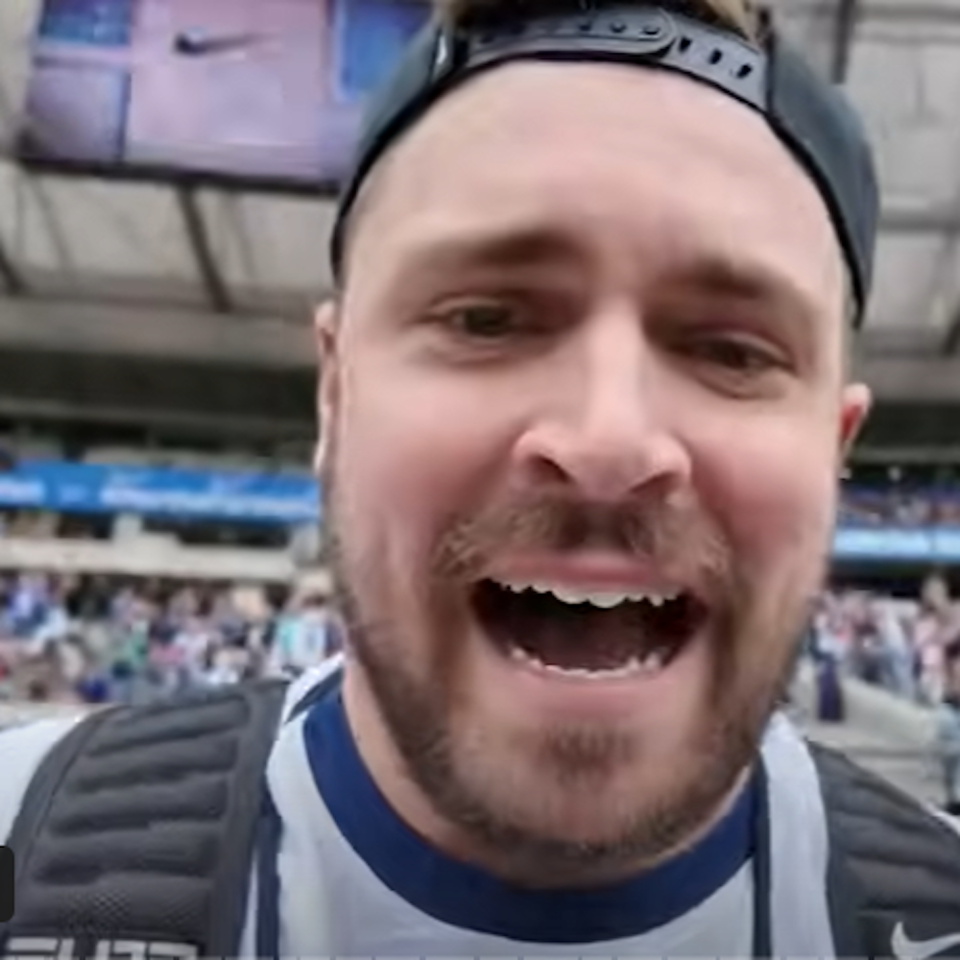 Dennis Sailsdorfer von Hertha-TV konnte die Spenden-La-Ola der Fans kaum fassen und freute sich.