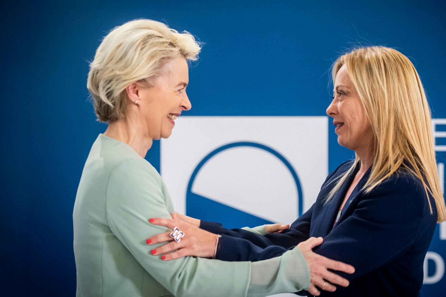 Ursula von der Leyen kann mit allen gut: etwa auch mit der italienischen Ministerpräsidentin Giorgia Meloni.