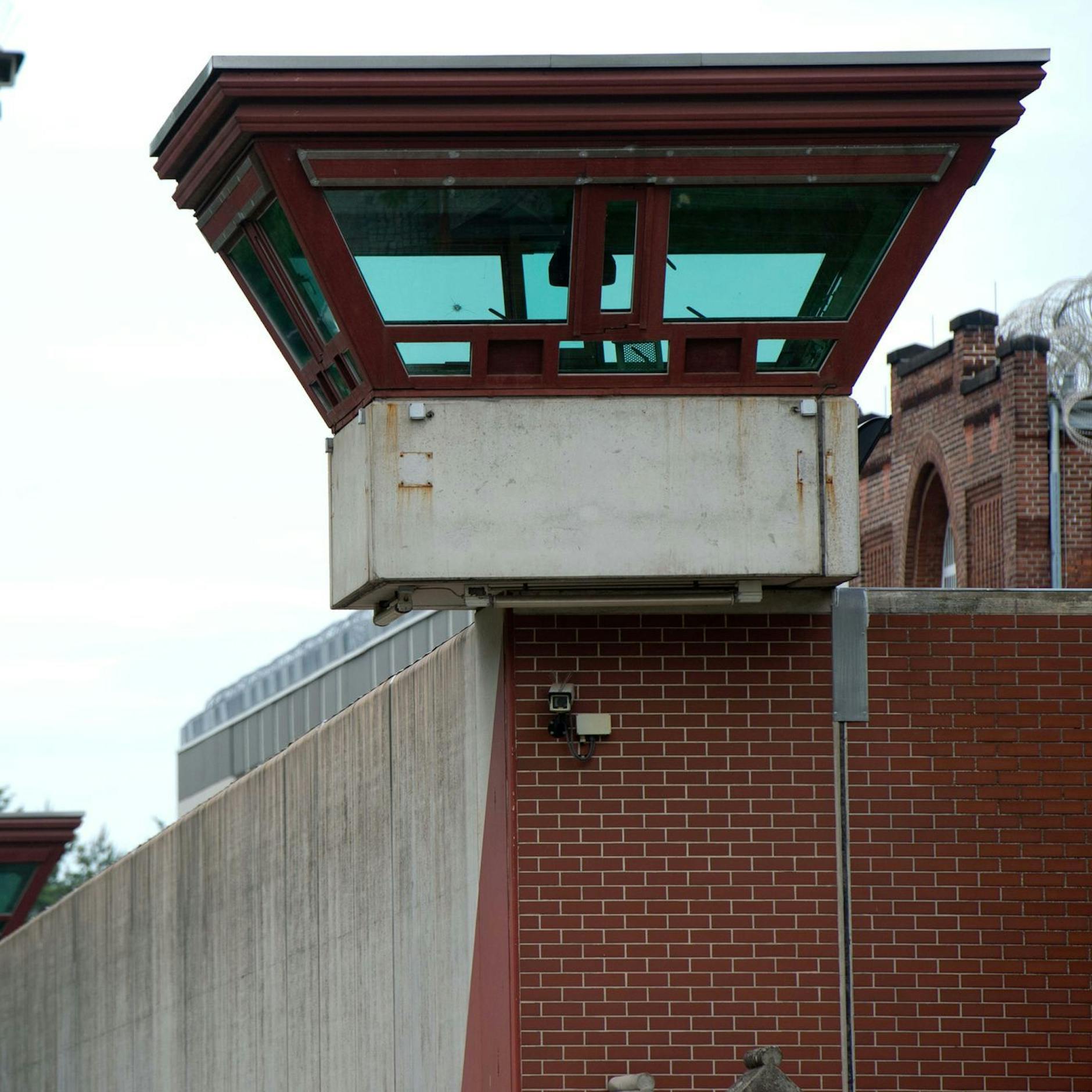 Image - Autobrände vor JVA Tegel: Aktivisten drohen in Bekennerschreiben weitere Anschläge an