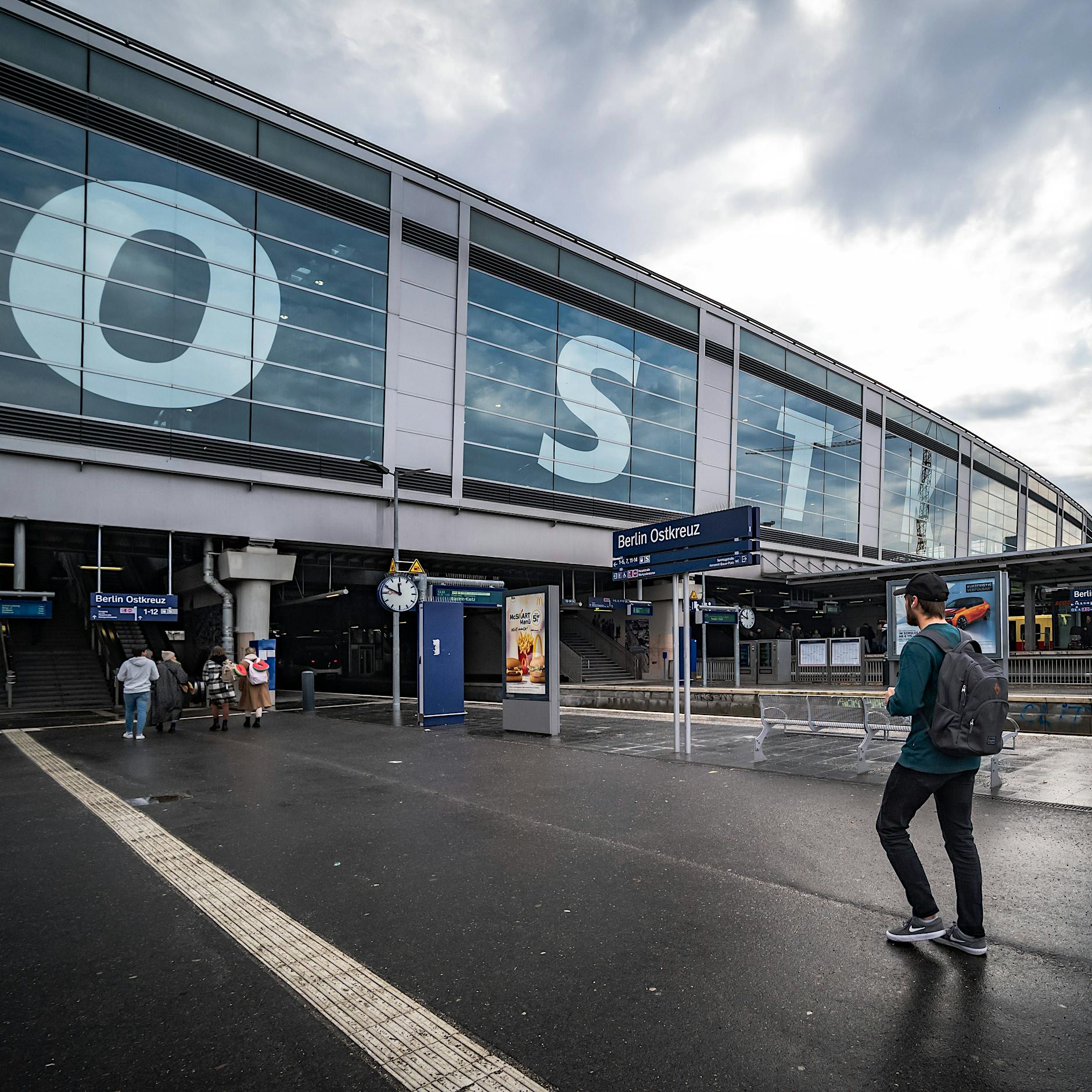 S-Bahnhof Ostkreuz Berlin: Linke Demonstranten von Neonazis angegriffen