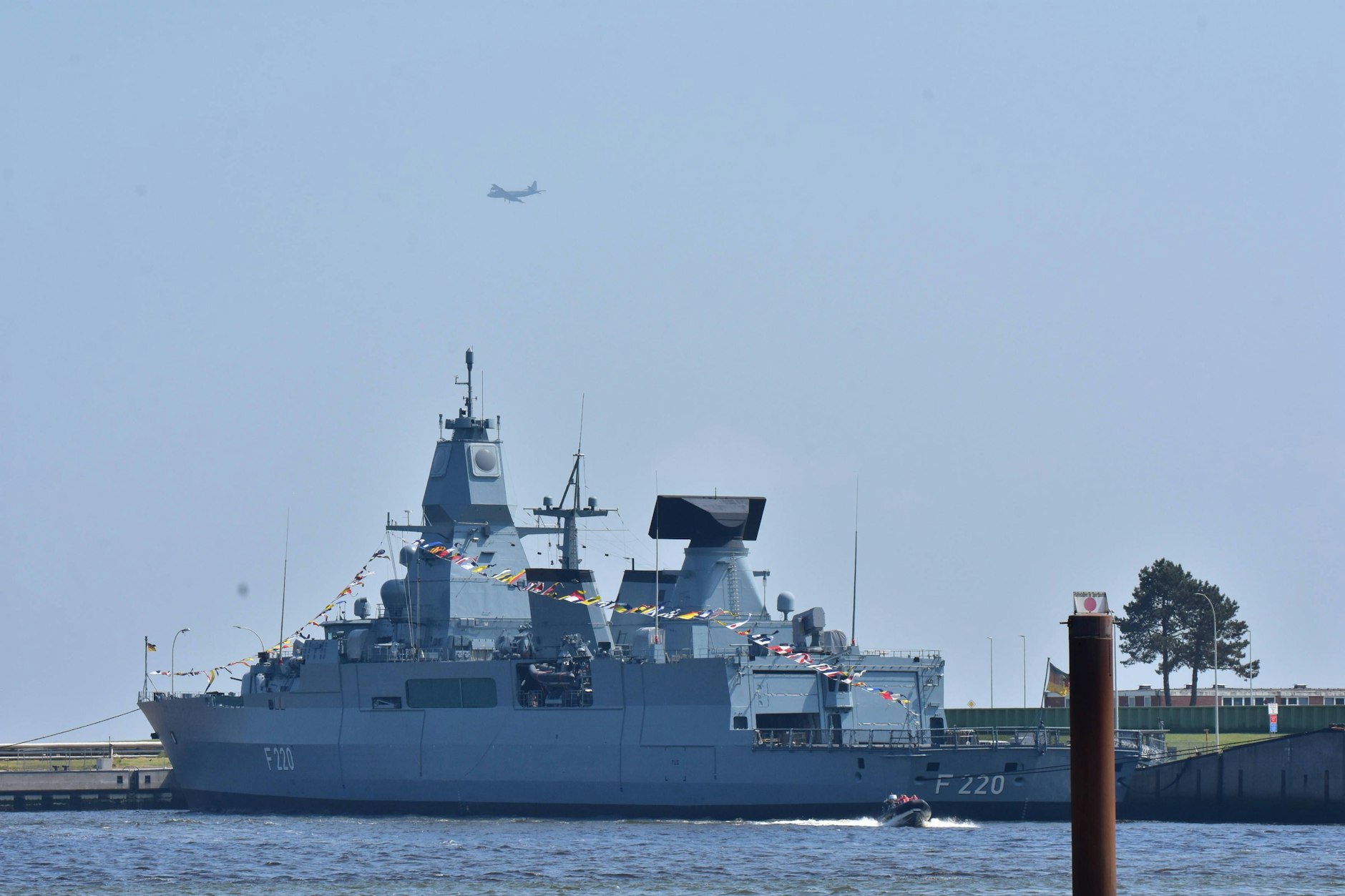 Die Fregatte „Hamburg“ im Hafen von Wilhelmshaven.