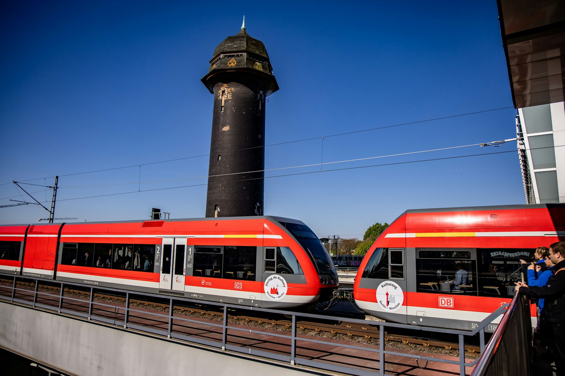 Das Jahr 2025 wird für Bahnreisende in Berlin und Umgebung sicherlich eine Herausforderung. Die umfangreichen Bauarbeiten und Sperrungen erfordern Geduld und Flexibilität von den Fahrgästen, denn das Südkreuz ist von Bauarbeiten betroffen. Auf dem Bild sieht man den Kulturzug Berlin–Breslau (Wroclaw) am Bahnhof Ostkreuz in Berlin. (Symbolbild)