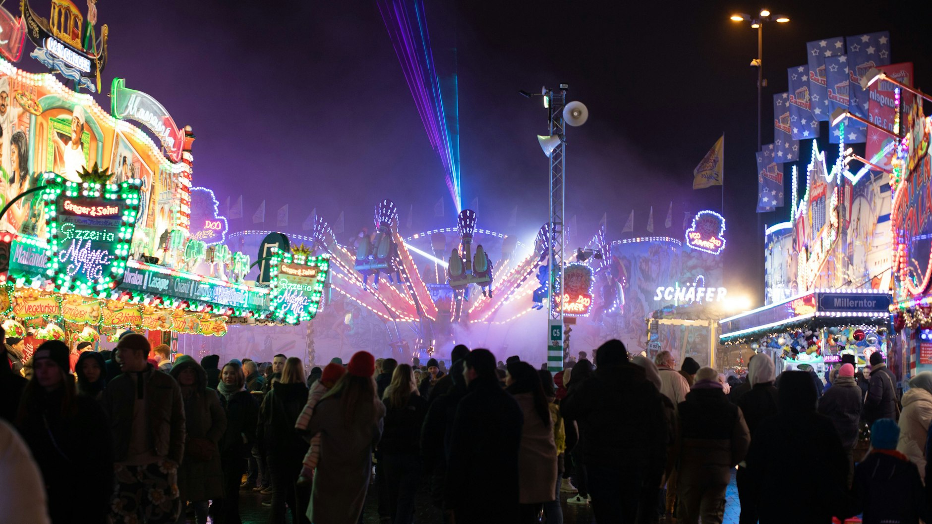 Ob Sommer oder Winter: Der Hamburger Dom ist als XXL-Volksfest beliebt bei den Menschen in der Hansestadt und ihren Besuchern. Allerdings geschah hier auch eines der schlimmsten Rummel-Unglücke der Nachkriegsgeschichte.