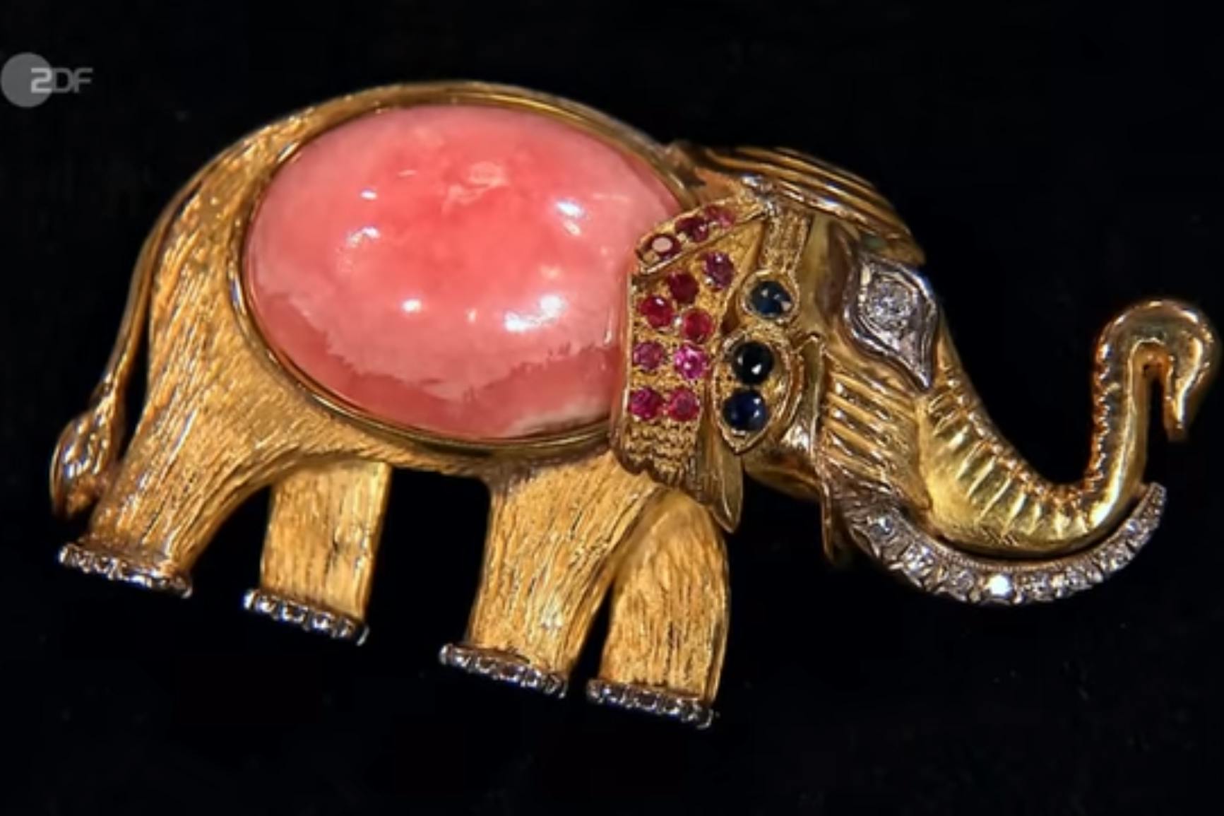Bei „Bares für Rares“ steht diese Elefanten-Brosche zum Verkauf.