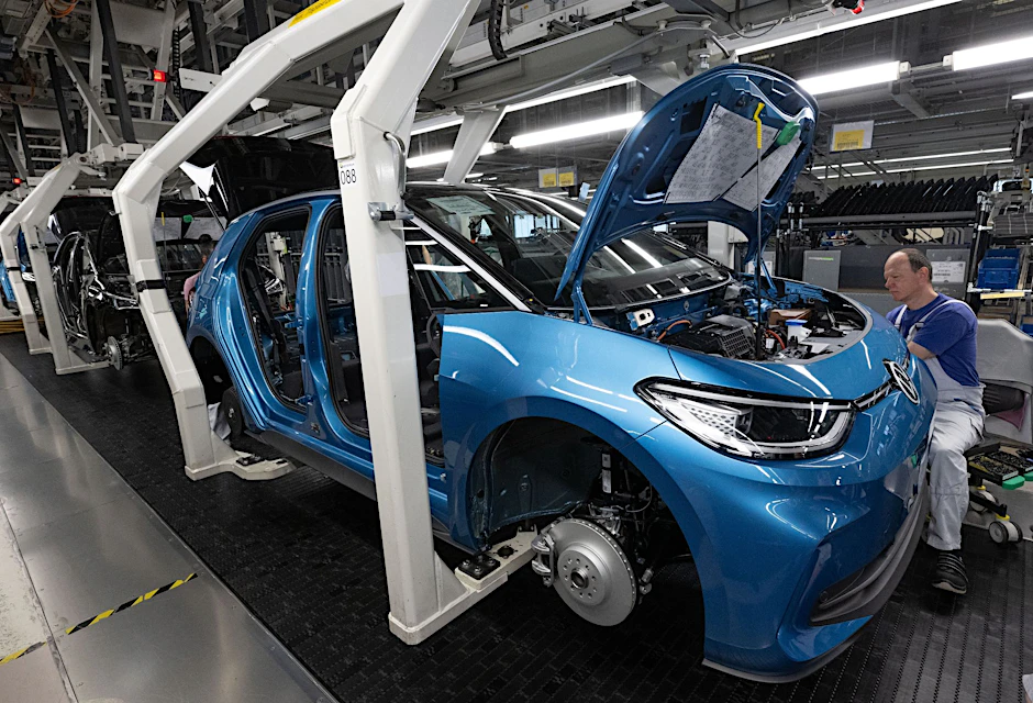 Ein Modell der neuen Generation des ID.3 wird im Werk von Volkswagen in Zwickau montiert.