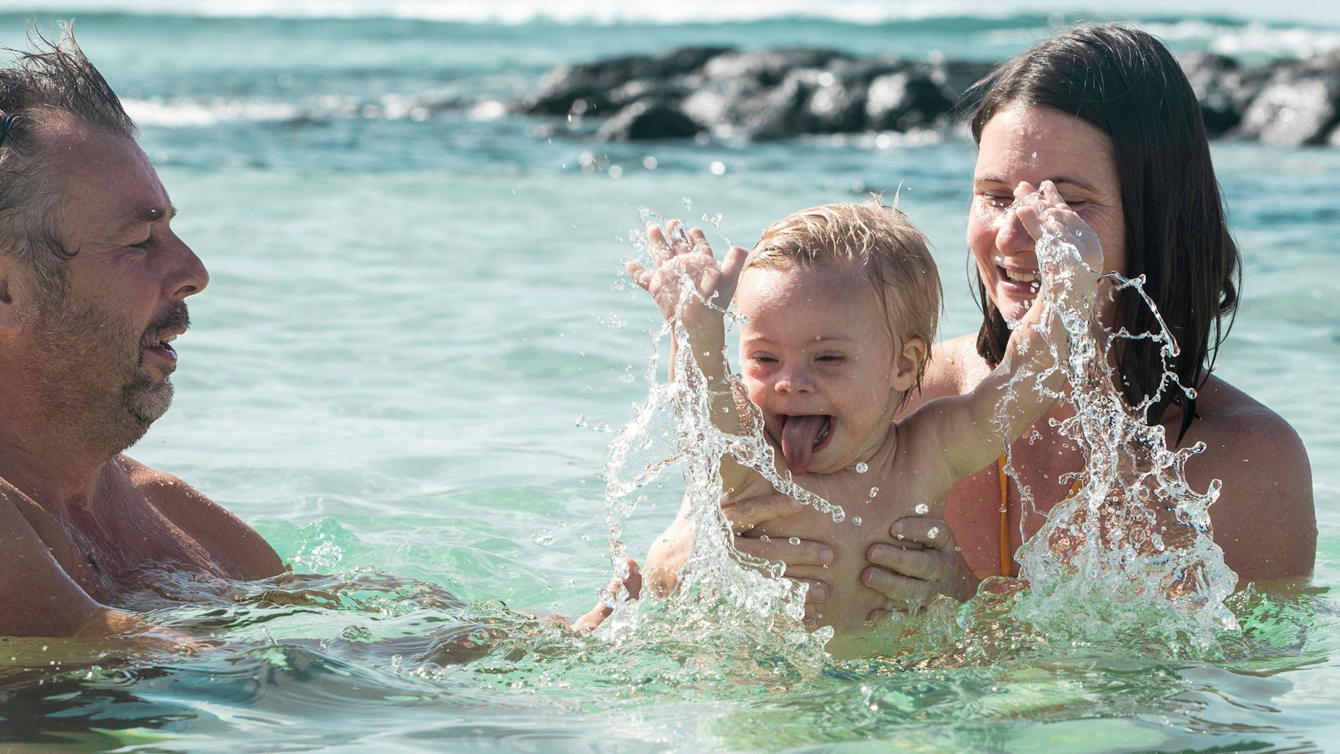 Im Meer zu plantschen macht Spaß. Doch auch im Familienurlaub gilt: Augen auf!