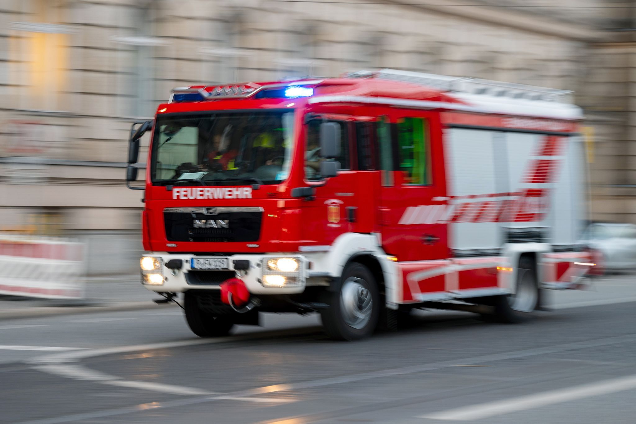 Potsdam: Brand in Hochhaus – Feuerwehr im Großeinsatz