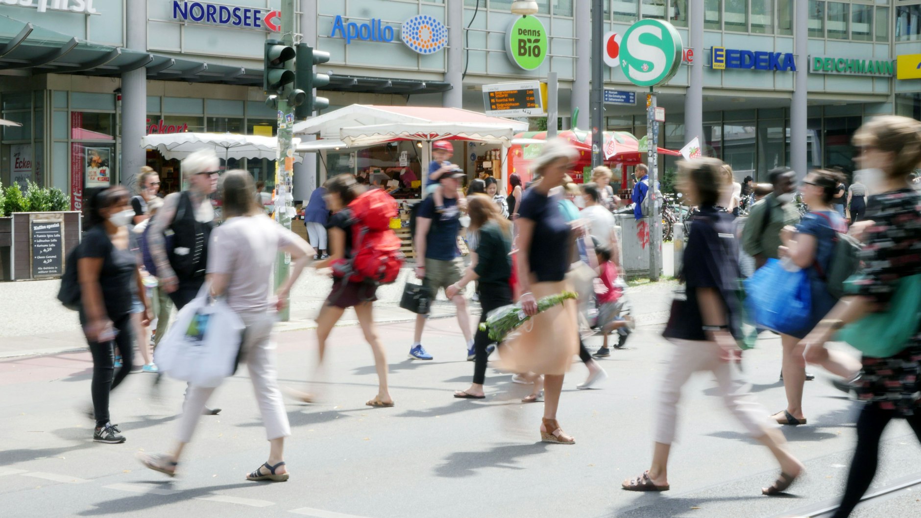 Leben und Treiben an der Schönhauser Allee.