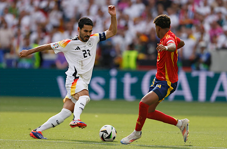 Bundestrainer Julian Nagelsmann hofft, dass er auch künftig mit Kapitän Ilkay Gündogan (l.) in der deutschen Fußball-Nationalmannschaft rechnen kann.