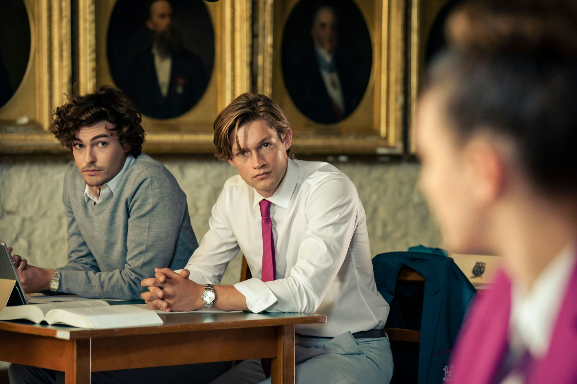 Justus Riesner (Alistair Ellington) mit Damian Hardung (James Beaufort) und Harriet Herbig-Matten (Ruby Bell).