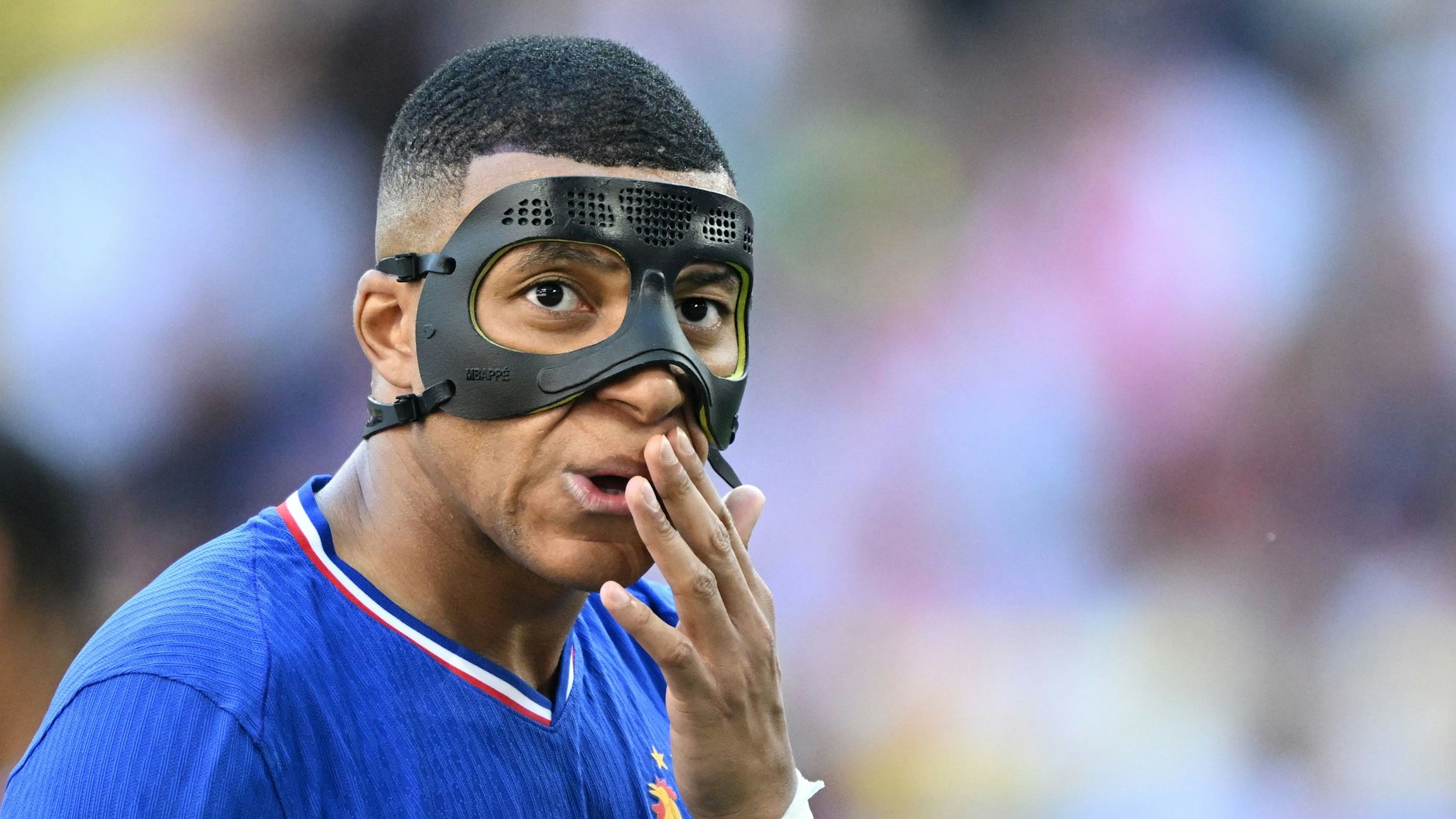 Hat mit seiner Maske zu kämpfen: Frankreichs Star Kylian Mbappé