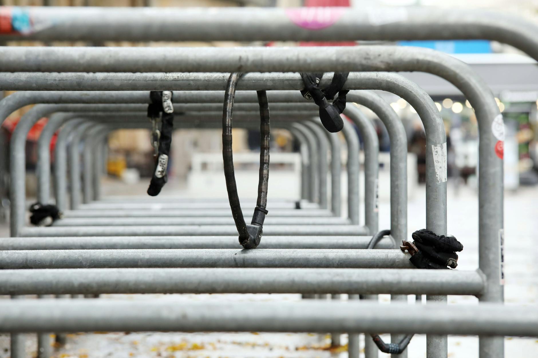 Fahrradständer mit verwaisten Fahrradschlössern, ohne Räder – Fahrraddiebstahl steht in Berlin an der Tagesordnung!
