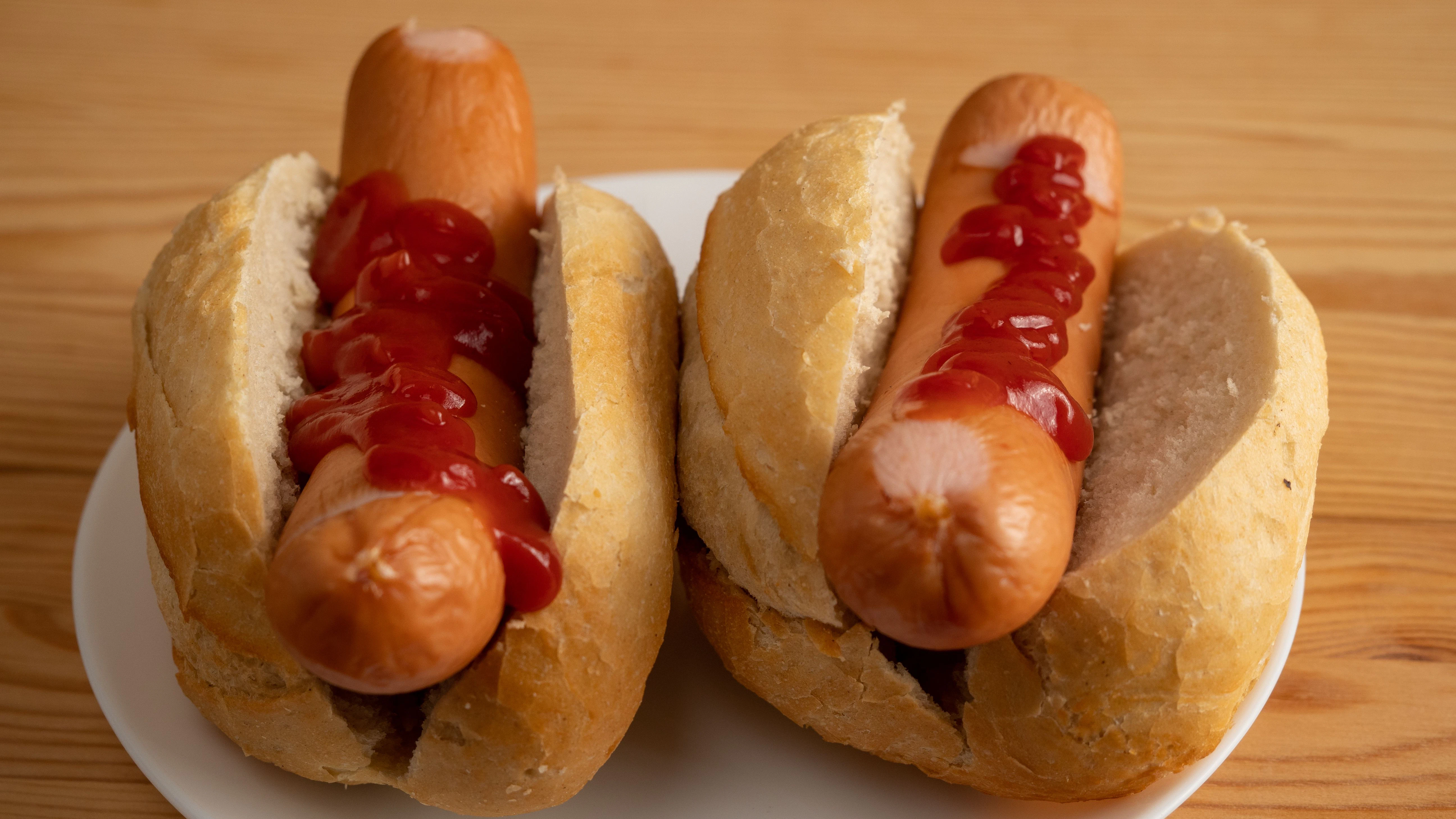 So kennen die meisten ihre Bockwurst: im Brötchen, mit Senf oder Ketchup. Doch es geht auch anders: Probieren Sie mal unser Rezept für gebackene Kartoffeln mit Bockwurst!