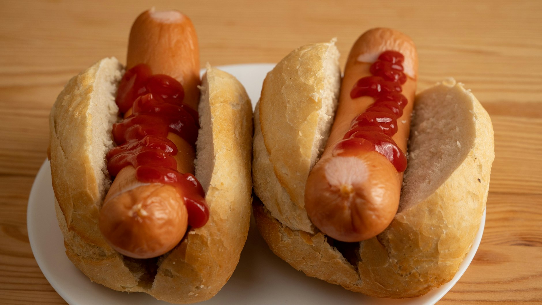 So kennen die meisten ihre Bockwurst: im Brötchen, mit Senf oder Ketchup. Doch es geht auch anders: Probieren Sie mal unser Rezept für gebackene Kartoffeln mit Bockwurst!