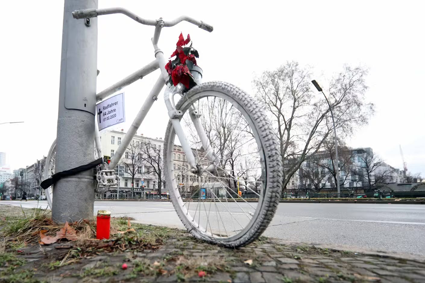 Ein Geisterfahrrad erinnert an einen im Straßenverkehr getöteten Radfahrer in Berlin.