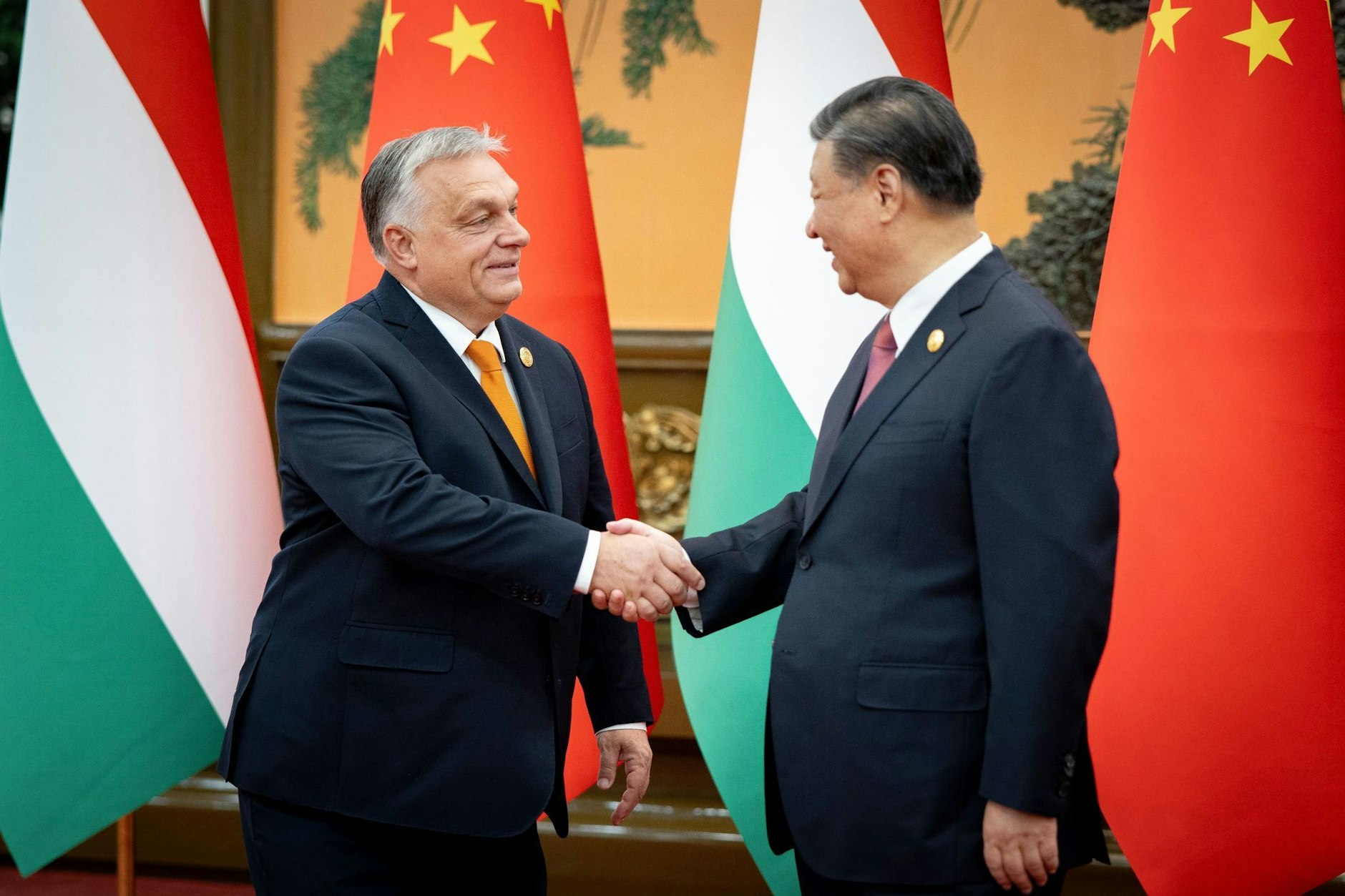 Überraschender China-Besuch: Präsident Xi Jinping (r.) begrüßt den ungarischen Premier Viktor Orbán in Peking.