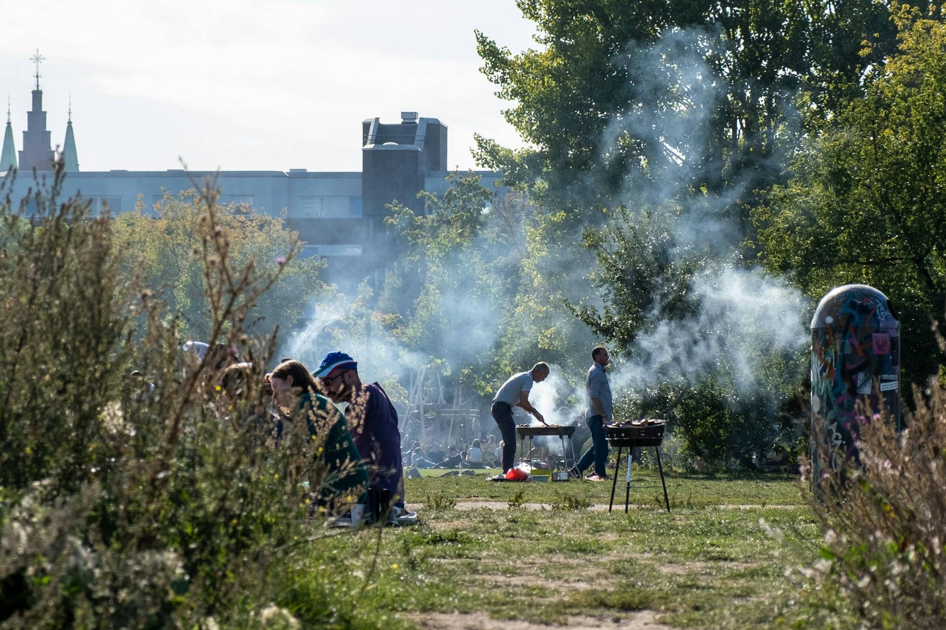 Im Berliner Mauerpark treffen sich täglich Freunde und Familien zum Grillen – trotz Verbot.