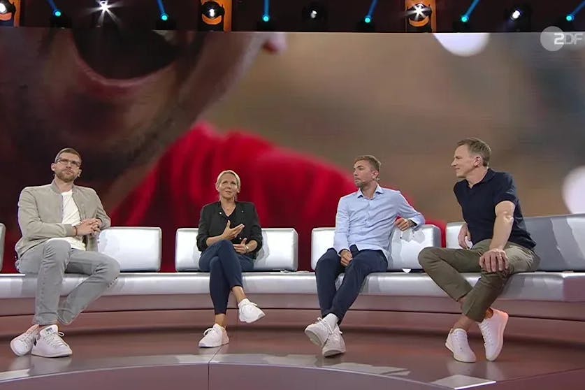 Einheitlicher Look, irgendwo zwischen SPD-Nachwuchs und Sparkassensommerfest: das Expertenquartett im ZDF-Sportstudio. 
